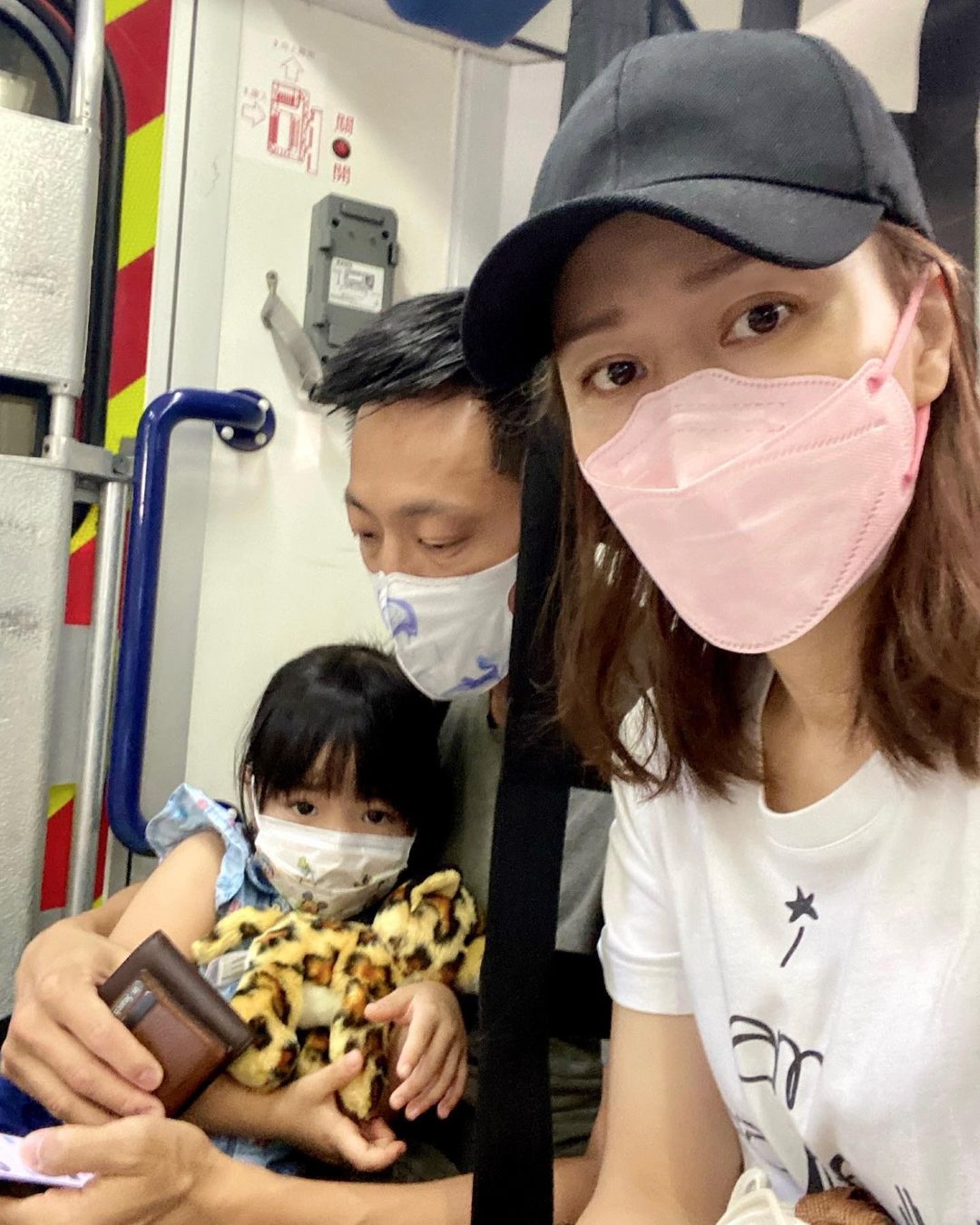 鄺文珣囡囡將手鏈膠珠塞入鼻孔 ,需要漏夜入醫院將異物取出。(鄺文珣ig) 鄺文珣囡囡將手鏈膠珠塞入鼻孔 ,需要漏夜入醫院將異物取出。(鄺文珣ig)