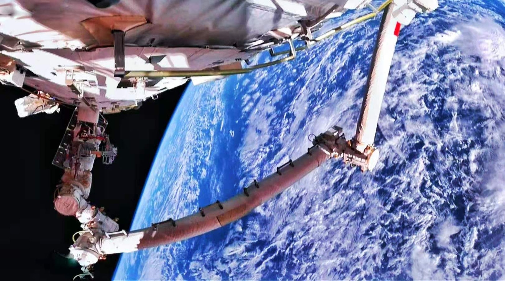 兩名航天員進行登上中國太空站後的第二次出艙活動。(微博) 兩名航天員進行登上中國太空站後的第二次出艙活動。(微博)
