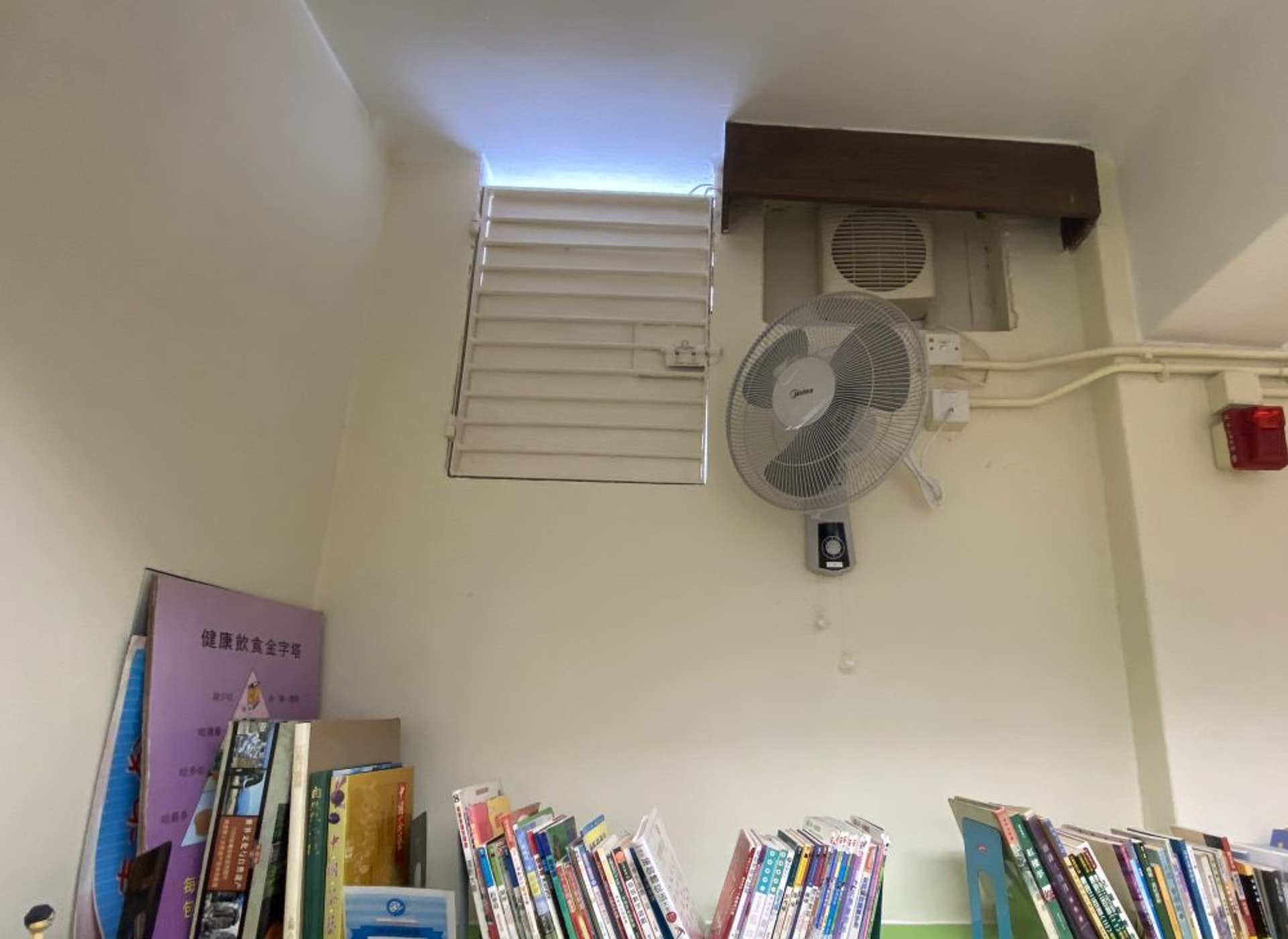 校舍興建時地庫設有兩個防空洞,各有氣閘,亦可作逃生出口之用;現已用作圖書館和活動室。(發展局圖片) 校舍興建時地庫設有兩個防空洞,各有氣閘,亦可作逃生出口之用;現已用作圖書館和活動室。(發展局圖片)