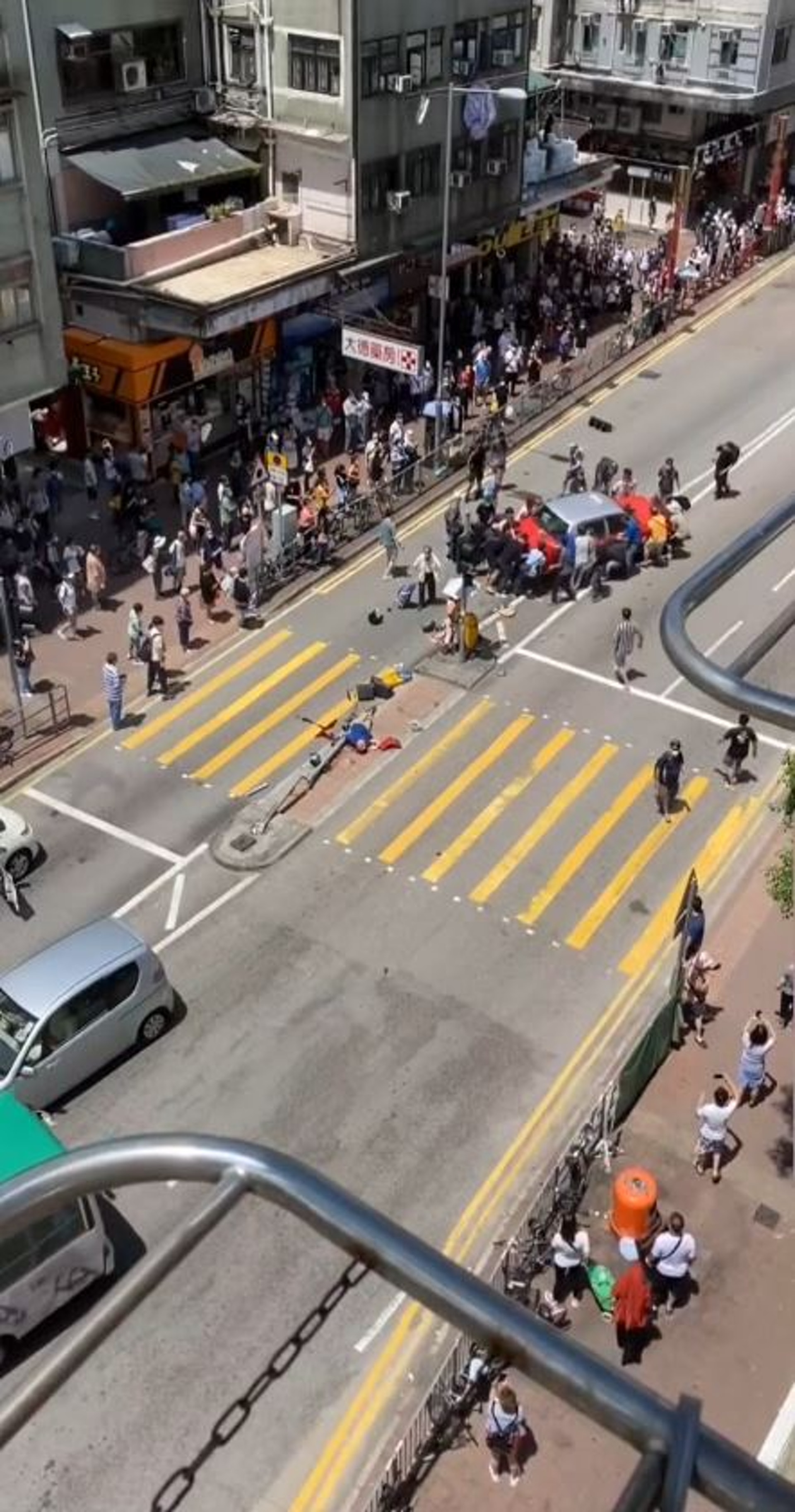 大埔廣福道的士剷上安全島多人困車底1死9傷 大埔廣福道的士剷上安全島多人困車底1死9傷