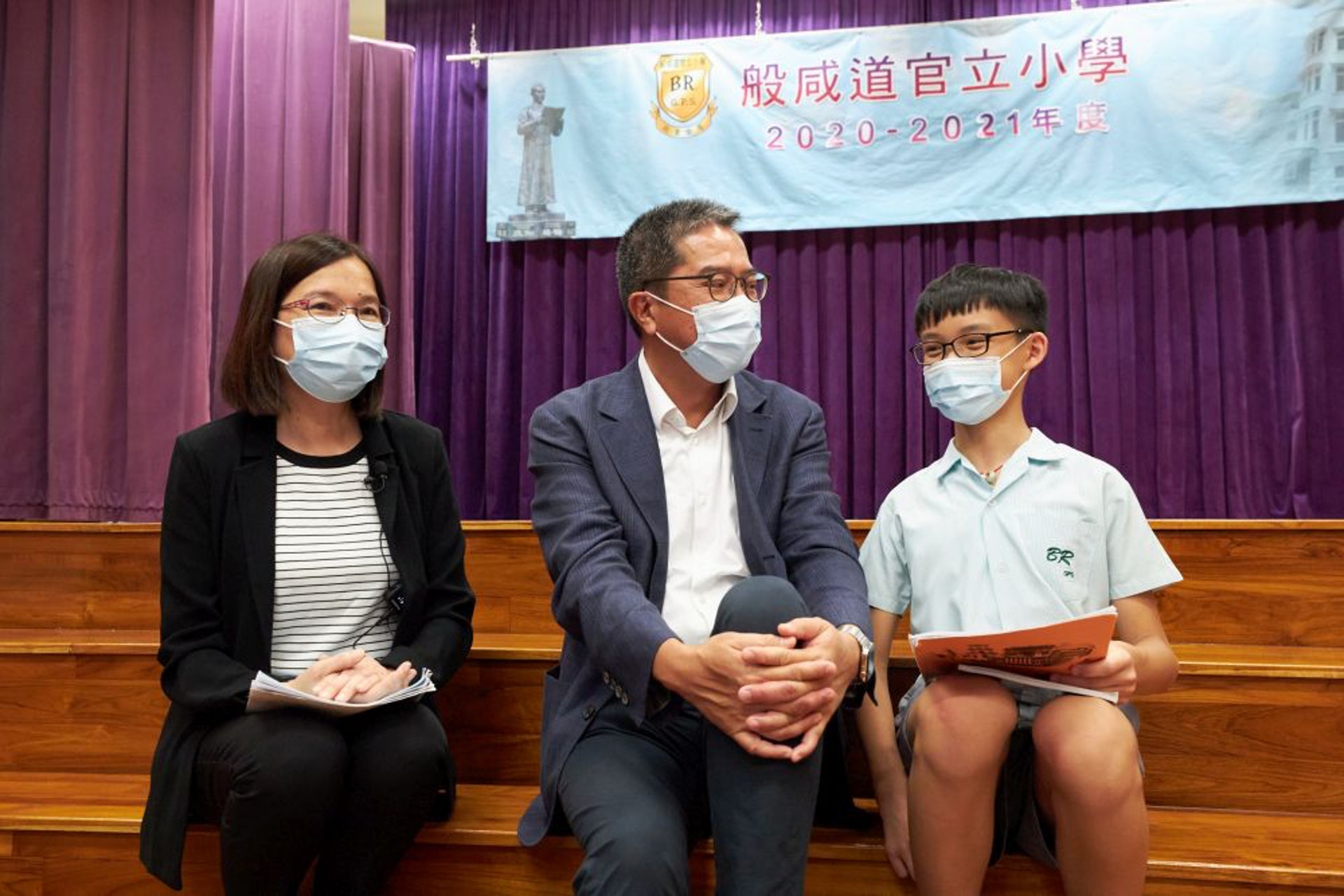 般咸道官立小學校長萬麗英(左)說,校方特意在校本課程中加入歷史建築元素,加強學生的保育意識。六年級學生袁叡澧(右)分享,參與專題研習加深了他對保育歷史建築的認識,以及對學校歷史及建築特色的了解。(發展局圖片) 般咸道官立小學校長萬麗英(左)說,校方特意在校本課程中加入歷史建築元素,加強學生的保育意識。六年級學生袁叡澧(右)分享,參與專題研習加深了他對保育歷史建築的認識,以及對學校歷史及建築特色的了解。(發展局圖片)