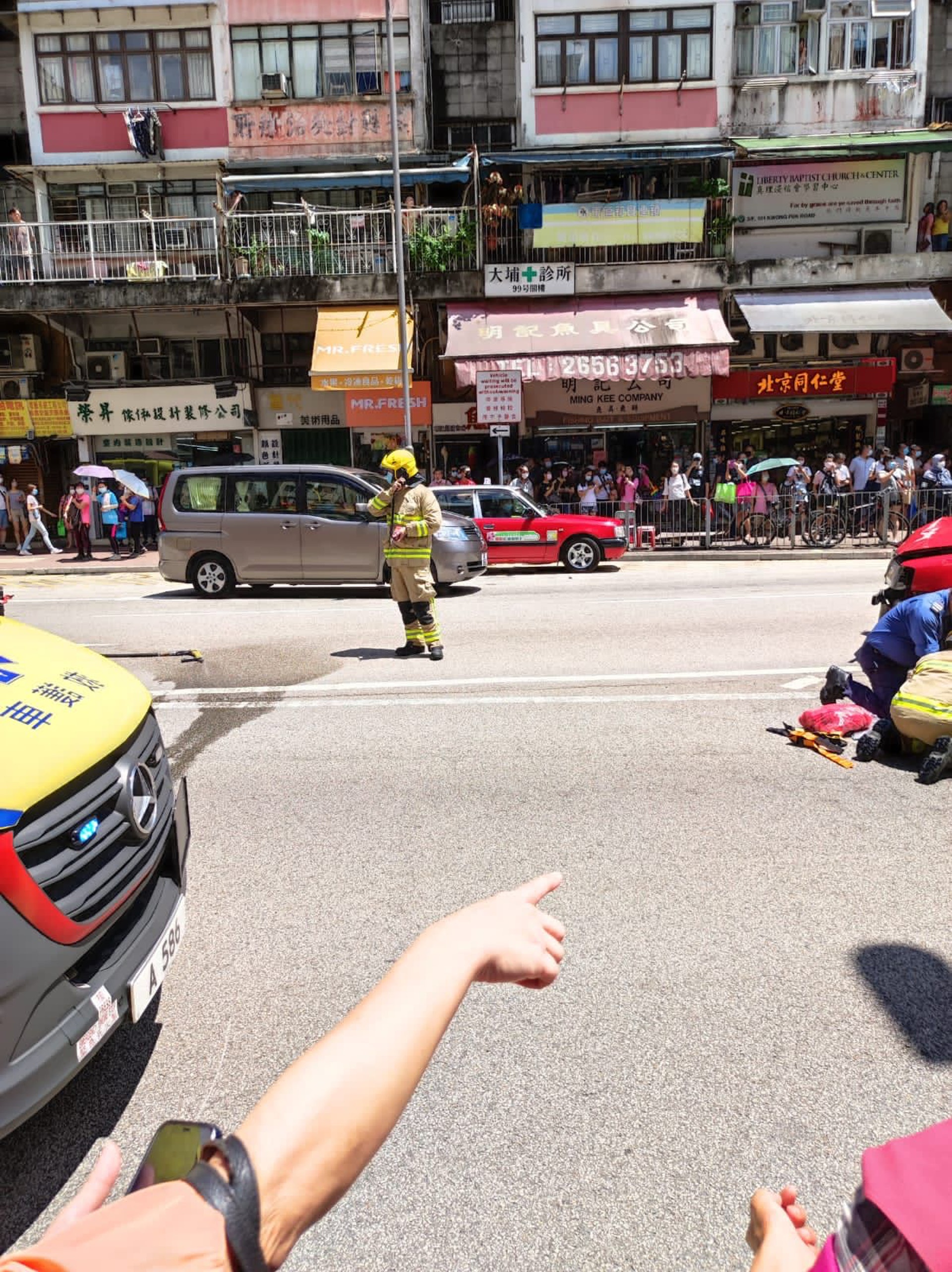大埔恐怖車禍 第一時間救人片段曝光傷者倒地的士司機被捕 大埔恐怖車禍 第一時間救人片段曝光傷者倒地的士司機被捕