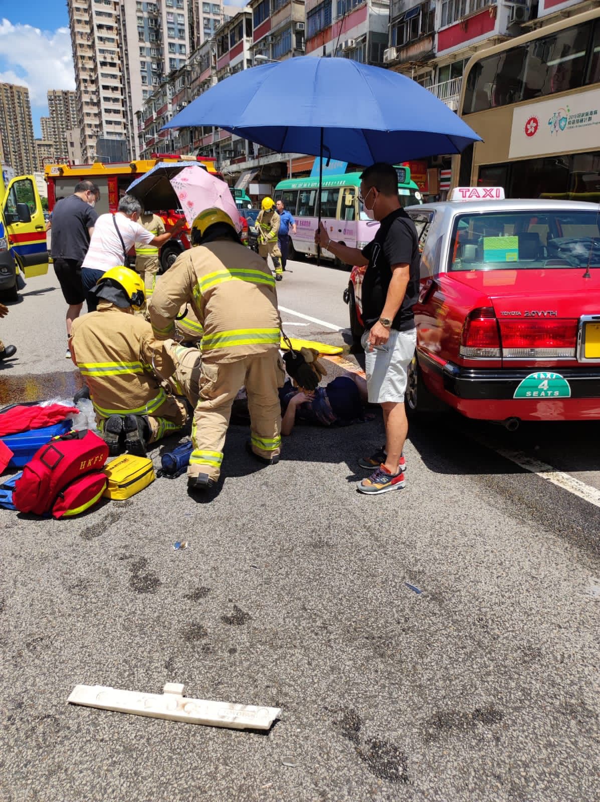 大埔恐怖車禍 第一時間救人片段曝光傷者倒地的士司機被捕