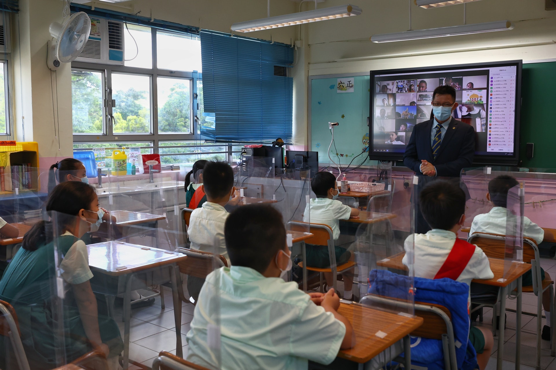 上水鳳溪第一小學8月23日舉行首天適應班,讓小二至小六學生回校提前準備學習。(張浩維攝) 上水鳳溪第一小學8月23日舉行首天適應班,讓小二至小六學生回校提前準備學習。(張浩維攝)
