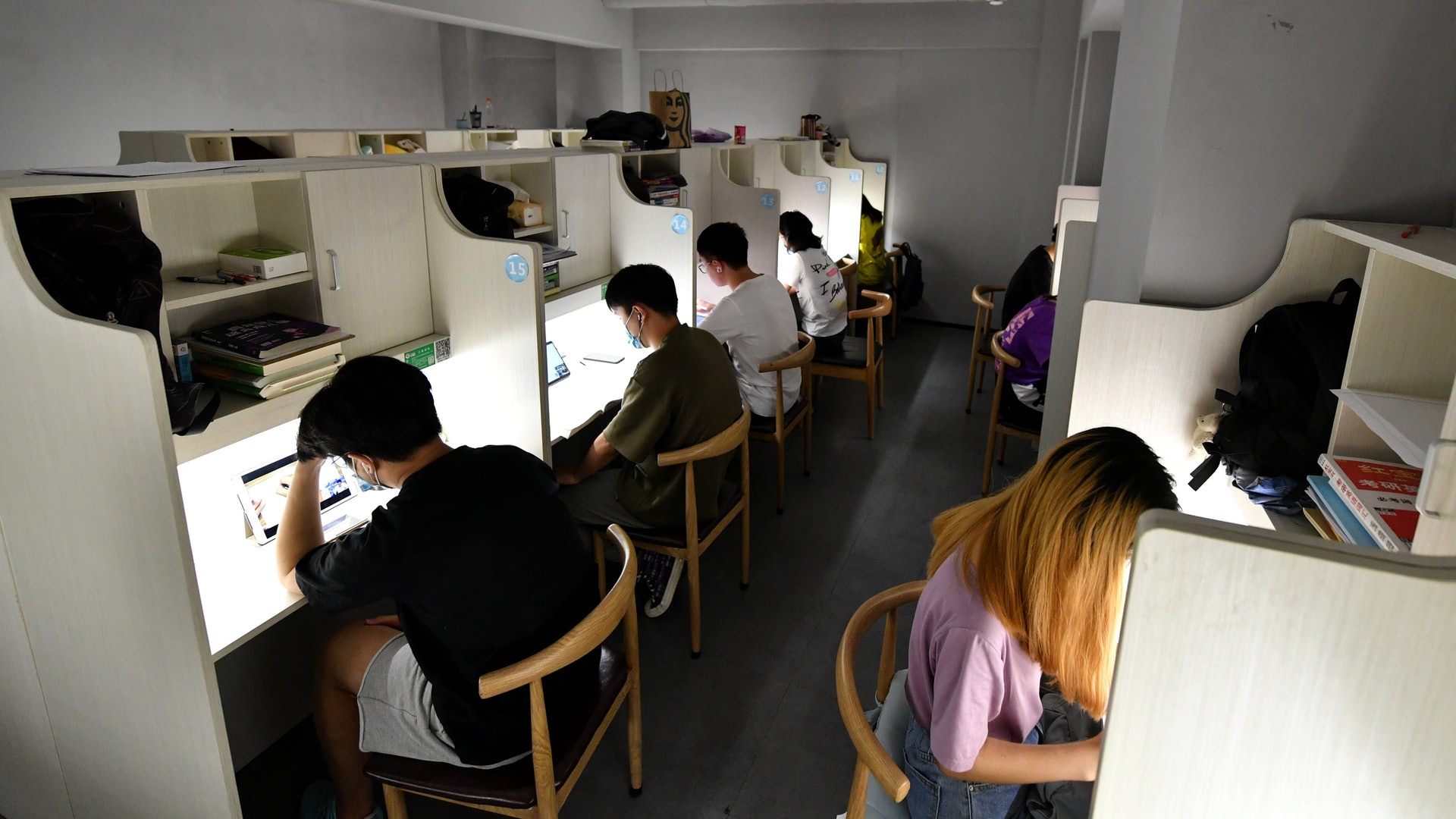 廣州「付費自修室」年增120間 學生月花千元只為買學習氣氛? 廣州「付費自修室」年增120間 學生月花千元只為買學習氣氛?