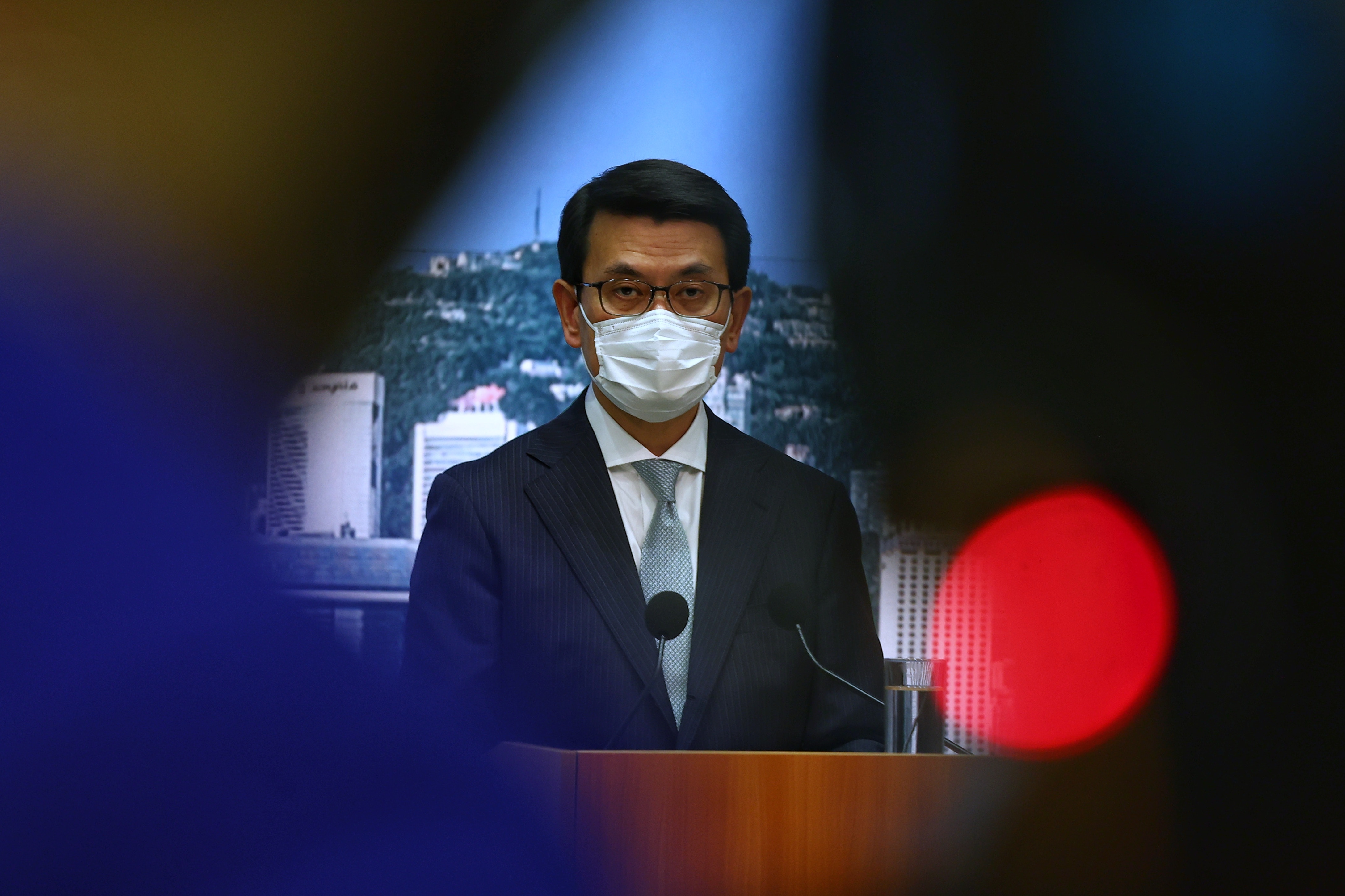 邱騰華宣布，政府修訂電檢條例，政務司司長有權要求電影「禁映」。(張浩維攝)