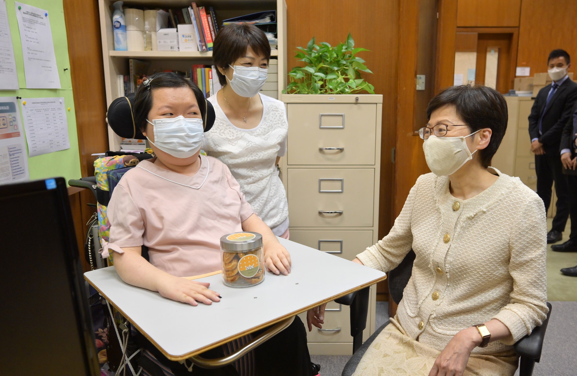 林鄭月娥今日(24日)到上環海港政府大樓探望正在勞工處短期實習的周佩珊。(政府新聞處) 林鄭月娥今日(24日)到上環海港政府大樓探望正在勞工處短期實習的周佩珊。(政府新聞處)