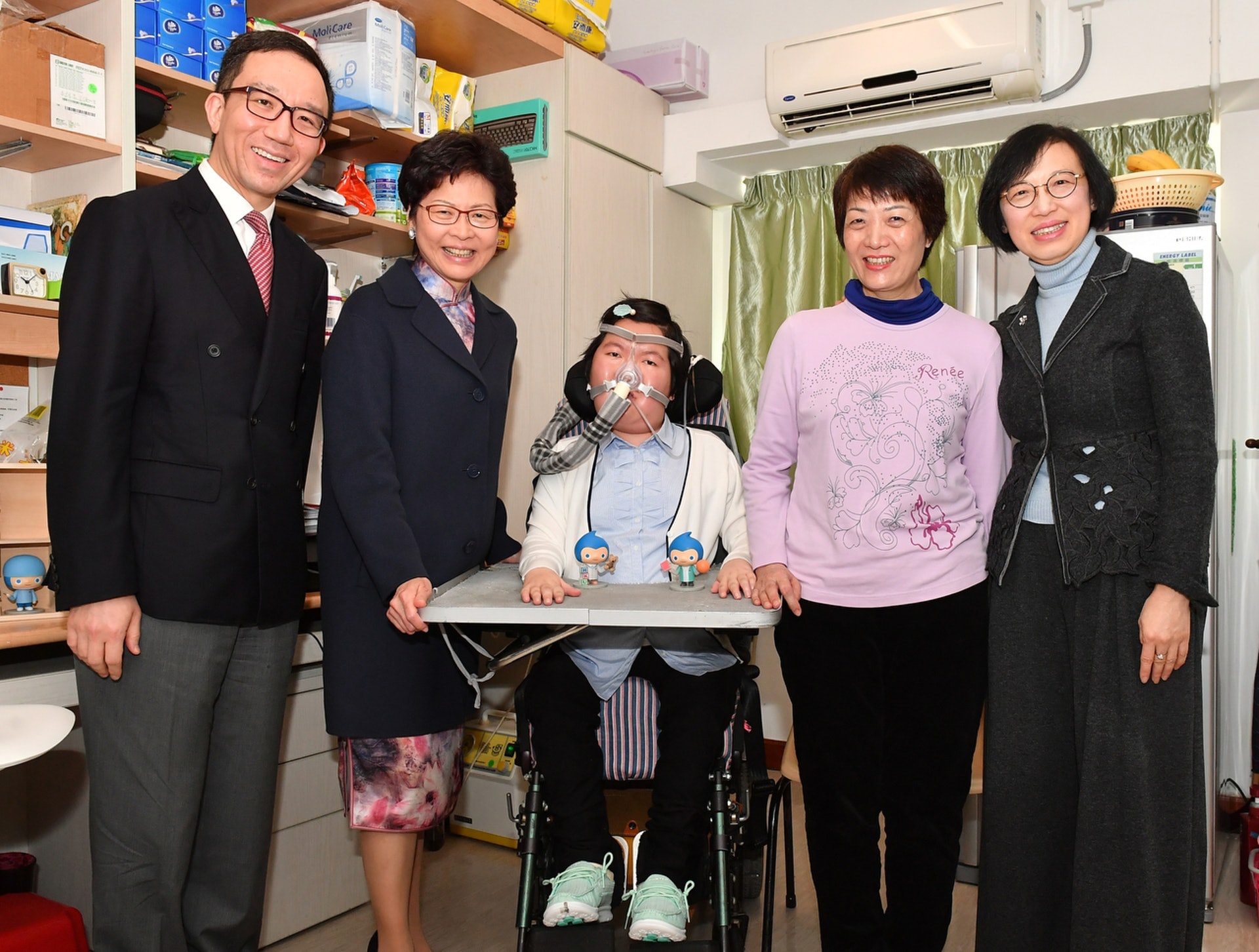 2018年,行政長官林鄭月娥(左二)今在食衞局局長陳肇始教授(右一)和港大醫學院院長梁卓偉(左一)陪同下,到港大學生宿舍探望周佩珊(中)。(政府新聞處) 2018年,行政長官林鄭月娥(左二)今在食衞局局長陳肇始教授(右一)和港大醫學院院長梁卓偉(左一)陪同下,到港大學生宿舍探望周佩珊(中)。(政府新聞處)