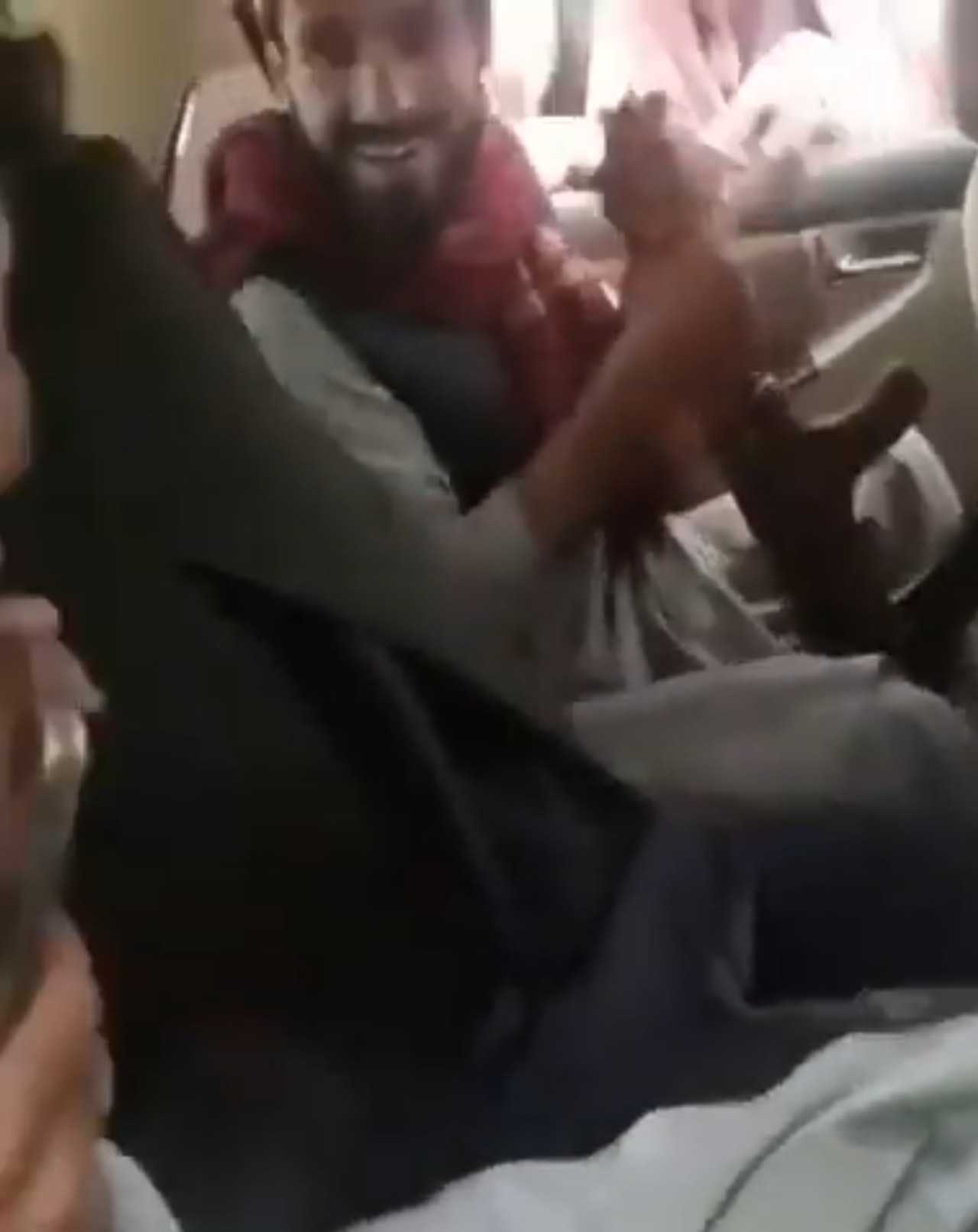 本名為穆罕默德(Nazar Mohammad)的阿富汗網紅,因在網上大開塔利班玩笑7月底被捕。影片揭露穆罕默德當時被2名塔利班押在汽車後座,即便他面臨生死交關時刻仍不改本色,繼續嘲弄塔利班,最後不僅被搧巴掌還被射殺而亡。(YouTube@novi DANI) 本名為穆罕默德(Nazar Mohammad)的阿富汗網紅,因在網上大開塔利班玩笑7月底被捕。影片揭露穆罕默德當時被2名塔利班押在汽車後座,即便他面臨生死交關時刻仍不改本色,繼續嘲弄塔利班,最後不僅被搧巴掌還被射殺而亡。(YouTube@novi DANI)