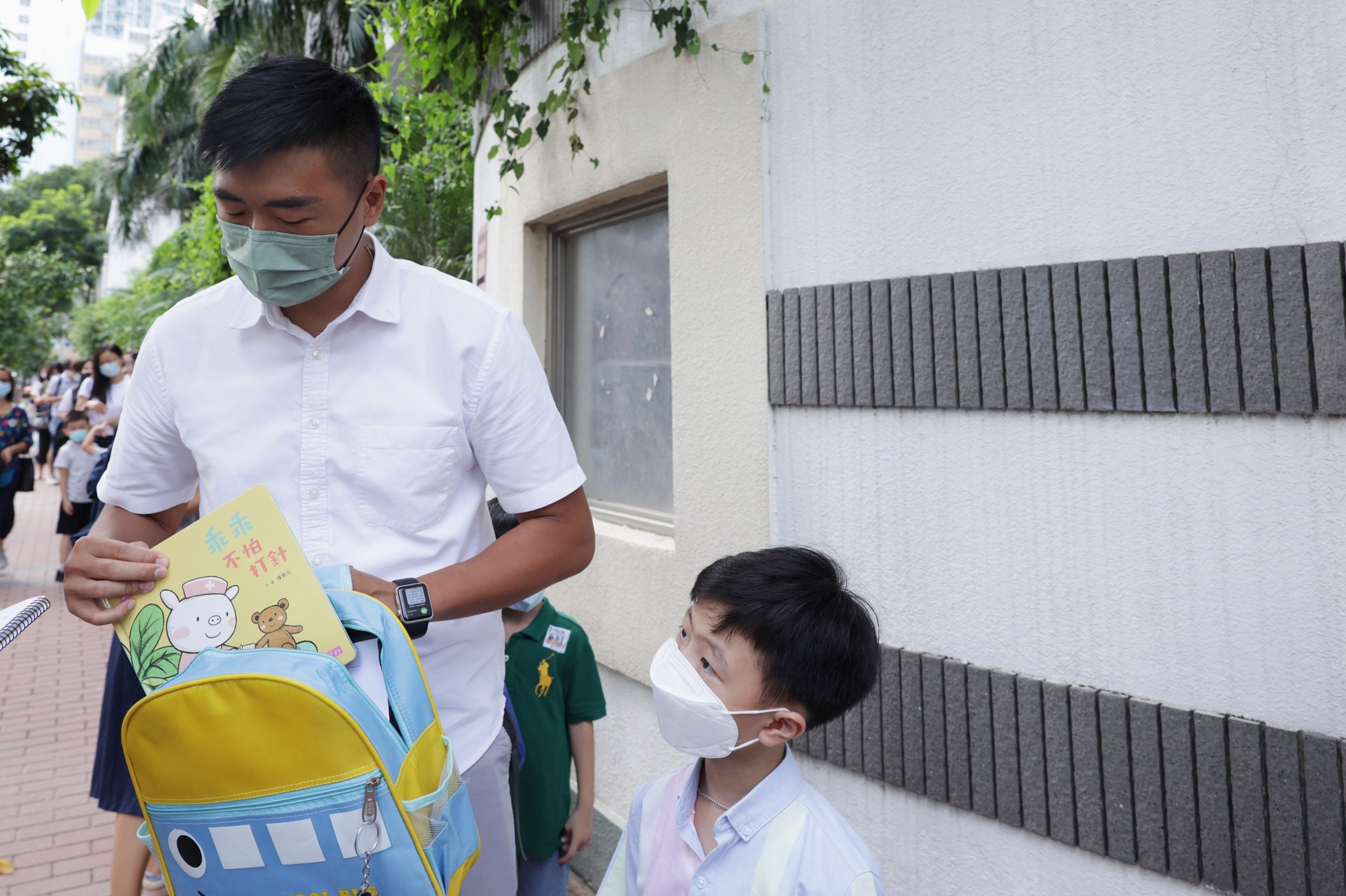 鄧爸爸今早和兒子Duncan來英華面試,Duncan指自己選擇了一本中文圖書《乖乖不怕打針 》(攝影:黃舒慧) 鄧爸爸今早和兒子Duncan來英華面試,Duncan指自己選擇了一本中文圖書《乖乖不怕打針 》(攝影:黃舒慧)