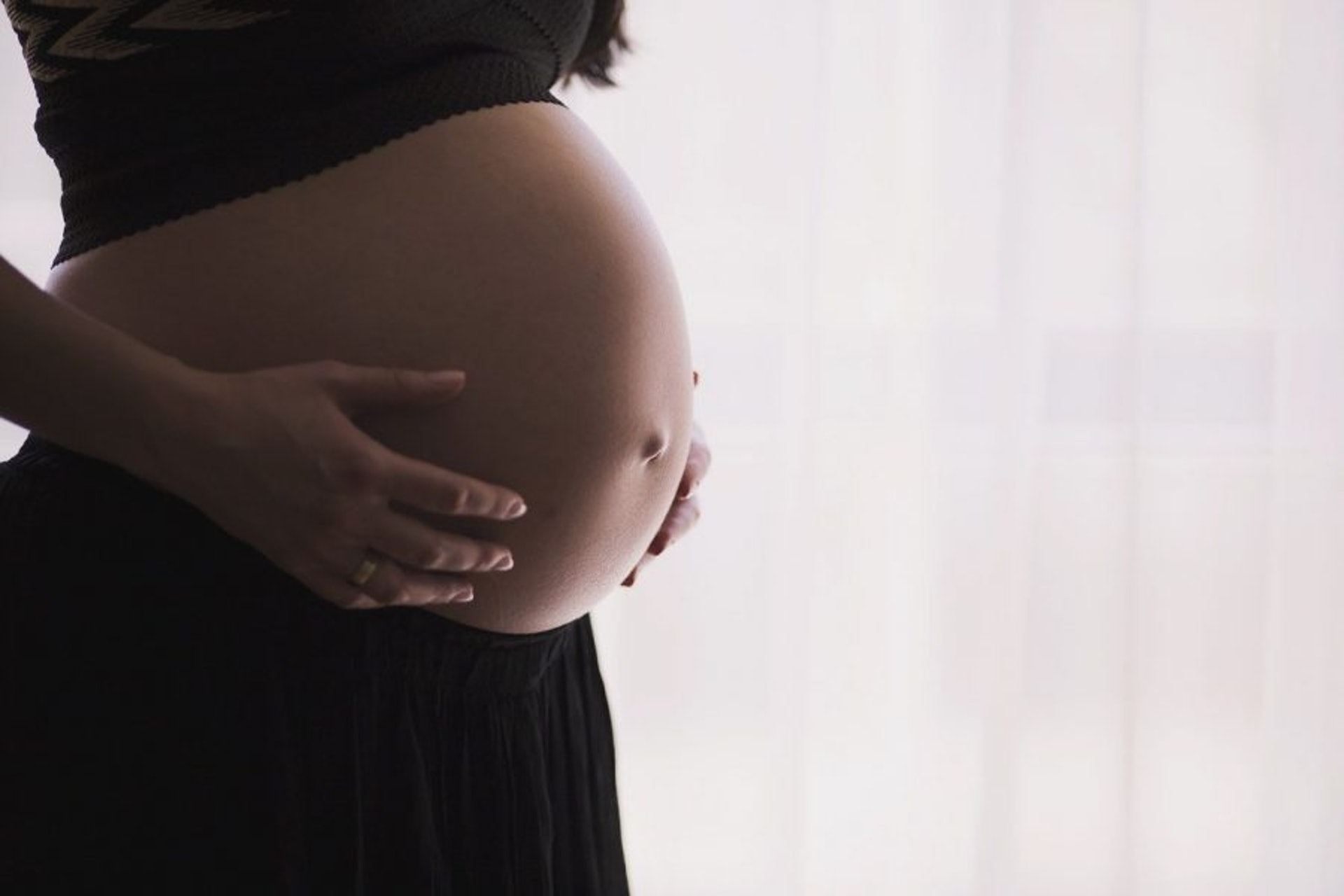脊椎或骨盆錯位會導致懷孕的各種不適，更會限制胎兒的移動和發育空間。（圖片：dogonelife）