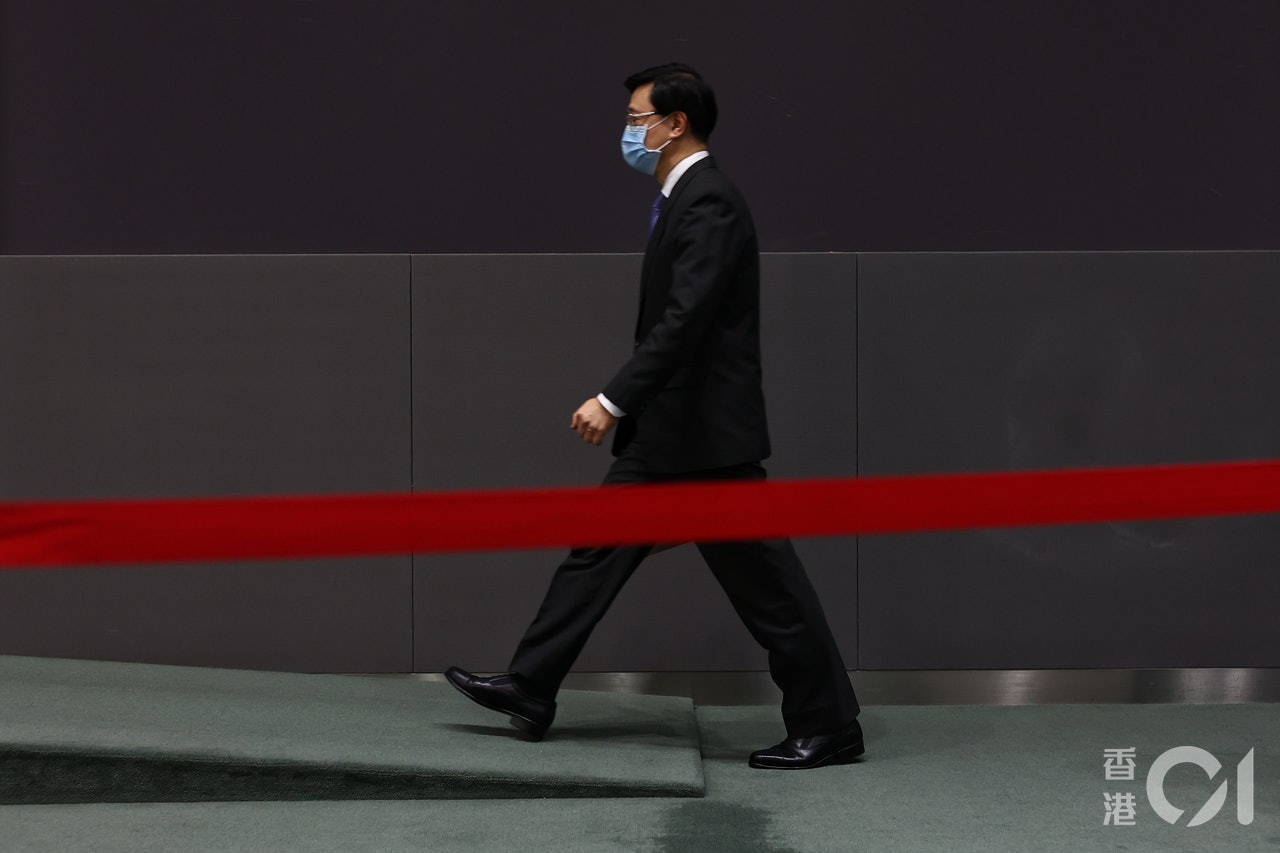 候選人資格審查委員會主席、政務司司長李家超公布選委會選舉資格審查結果。(張浩維攝) 候選人資格審查委員會主席、政務司司長李家超公布選委會選舉資格審查結果。(張浩維攝)
