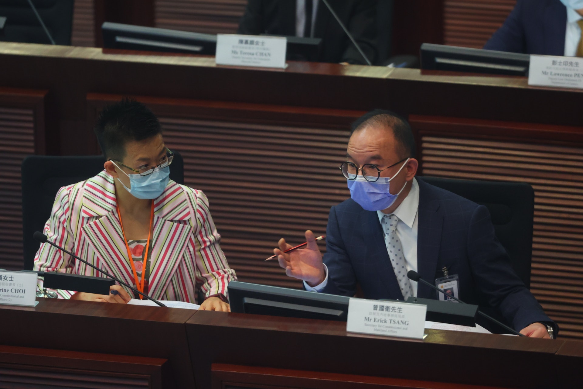 8月27日立法會討論《國旗及國徽條例》修訂,政制及內地事務局局長曾國衞說任何有意羞辱國旗和國徽的人都不能夠置身事外。(羅君豪攝) 8月27日立法會討論《國旗及國徽條例》修訂,政制及內地事務局局長曾國衞說任何有意羞辱國旗和國徽的人都不能夠置身事外。(羅君豪攝)