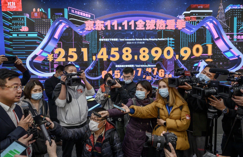 2020年疫情期間，雙十一購物節非常旺場，京東等中國電商向記者展示銷售數據。（Getty）