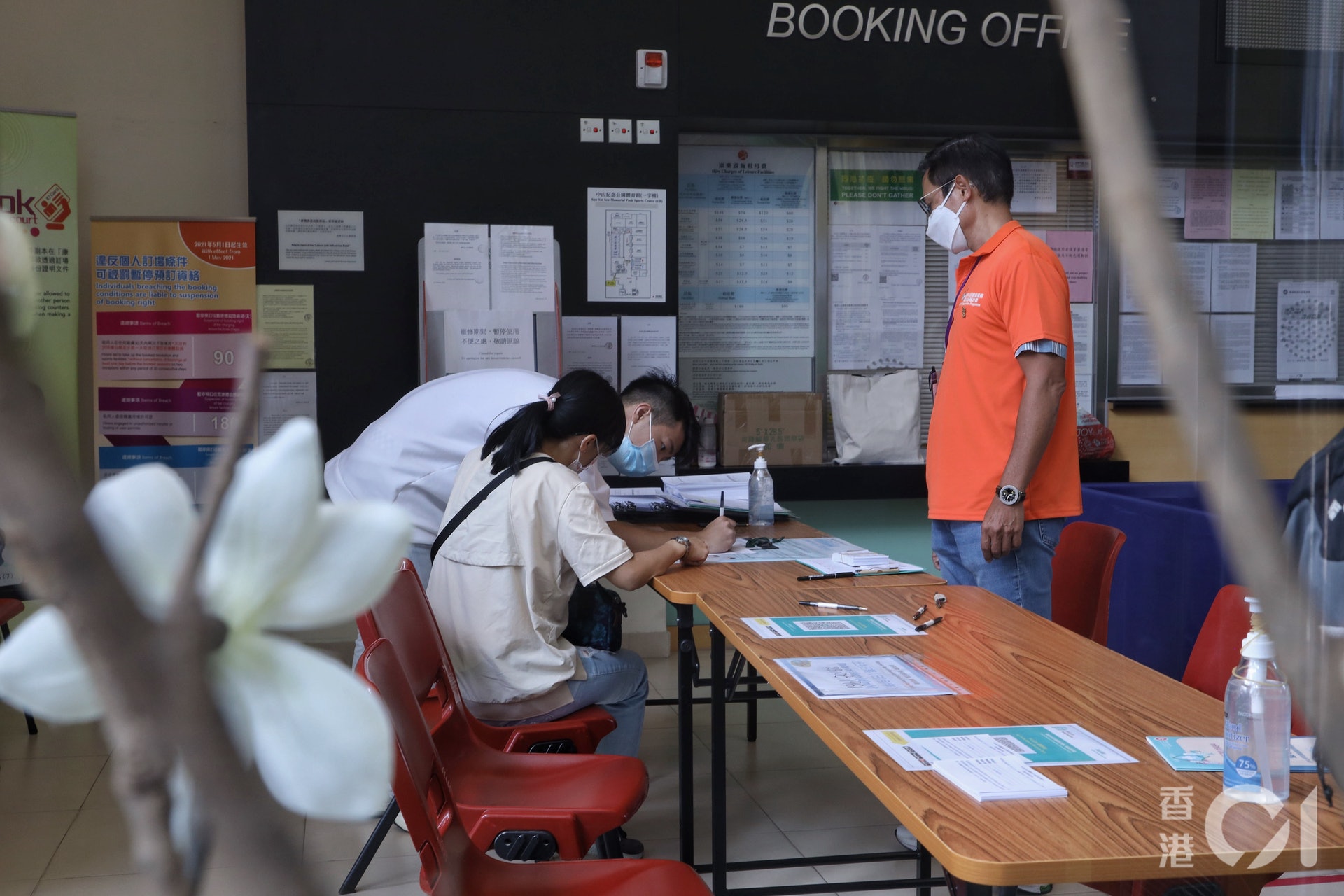 開學在即，不少學生在8月28日到疫苗接種中心，取即日籌接種疫苗。(資料圖片/夏家朗攝)