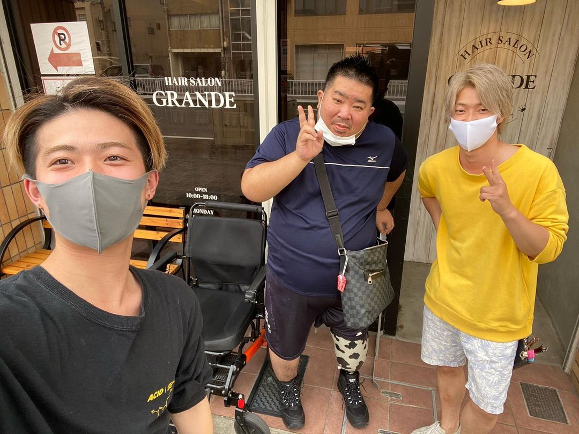 拓也哥(中)早前以義肢出行。(拓也哥ig) 拓也哥(中)早前以義肢出行。(拓也哥ig)