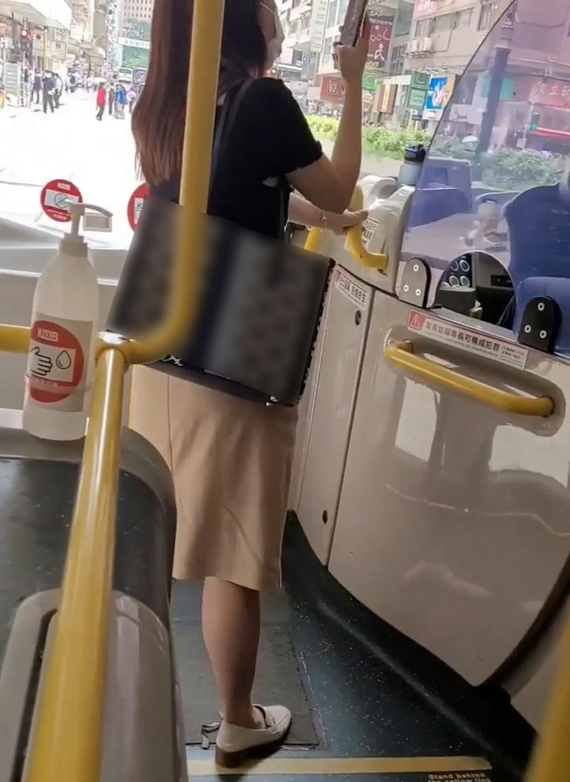 片段見到女乘客要求即時下車不遂,拿出手機拍攝車長容貌,又揚言要報警及投訴,其間更爆粗辱罵車長。(香港突發事故報料區fb群組片段截圖) 片段見到女乘客要求即時下車不遂,拿出手機拍攝車長容貌,又揚言要報警及投訴,其間更爆粗辱罵車長。(香港突發事故報料區fb群組片段截圖)