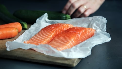 若以每粒含1000毫克、奧米加3濃度為30%的魚油去計算，半條三文魚便等於約13粒魚油丸所含的奧米加3。（Caroline  / unsplash）
