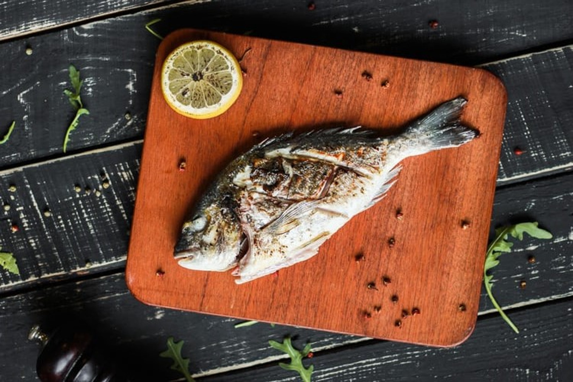 不少深海魚都含豐富奧米加3脂肪酸，如三文魚、吞拿魚、鯖魚、比目魚等。（Vladimir / unsplash）