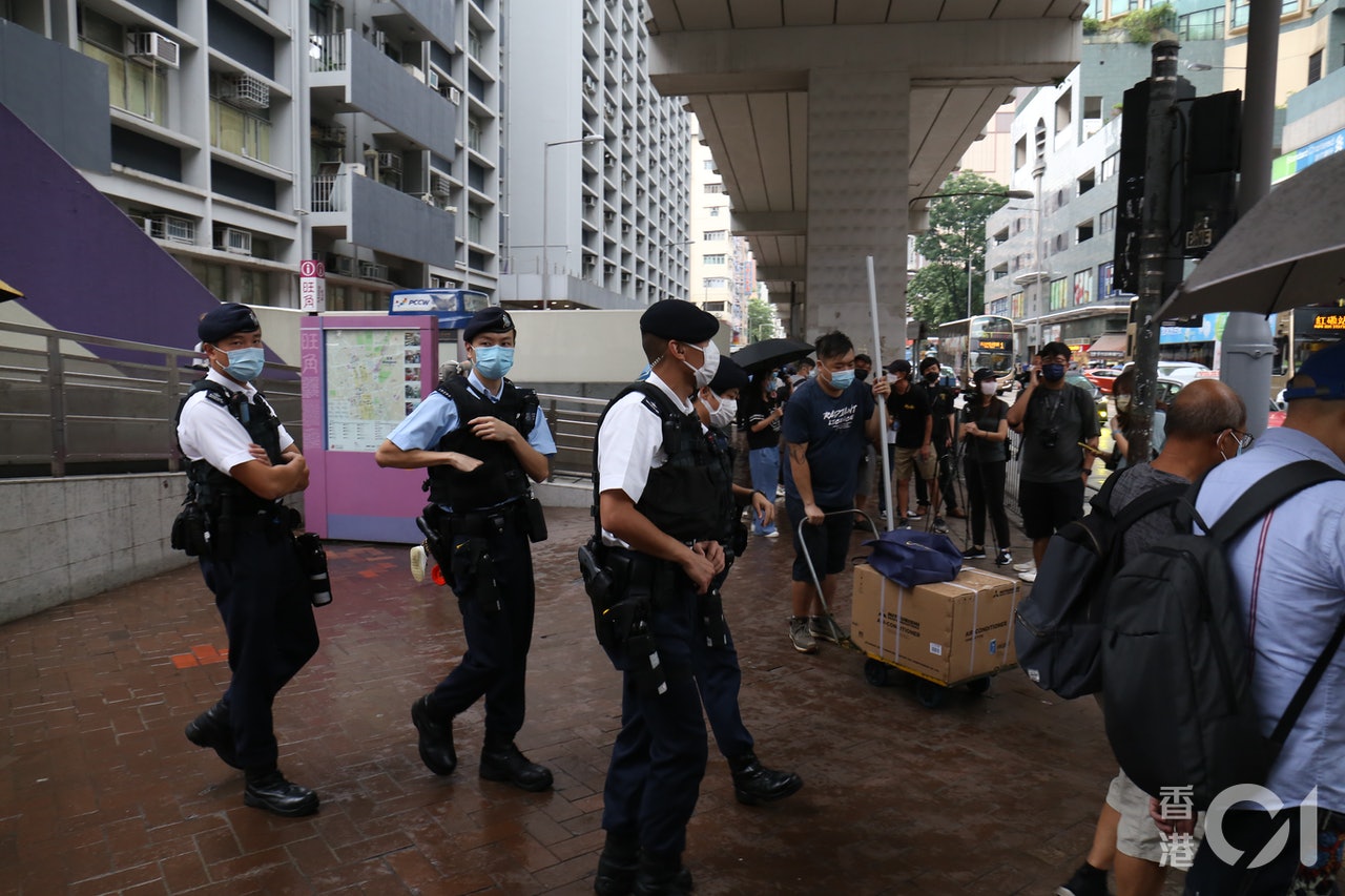 8.31兩周年,多名警員在旺角警署及太子站外巡邏。(陳浩然攝) 8.31兩周年,多名警員在旺角警署及太子站外巡邏。(陳浩然攝)