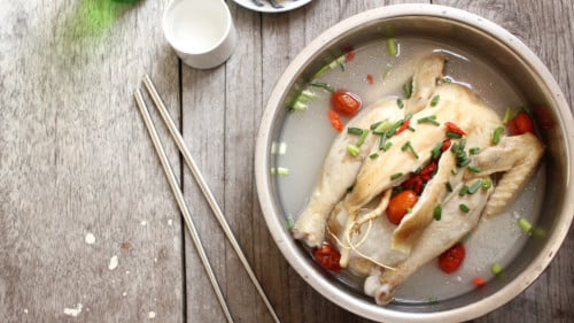 第一類可多吃的是「含豐富胺基酸、精胺酸」的食物,例如雞湯,有助身體更容易吸收,迅速補充元氣。(圖片:secretchina) 第一類可多吃的是「含豐富胺基酸、精胺酸」的食物,例如雞湯,有助身體更容易吸收,迅速補充元氣。(圖片:secretchina)