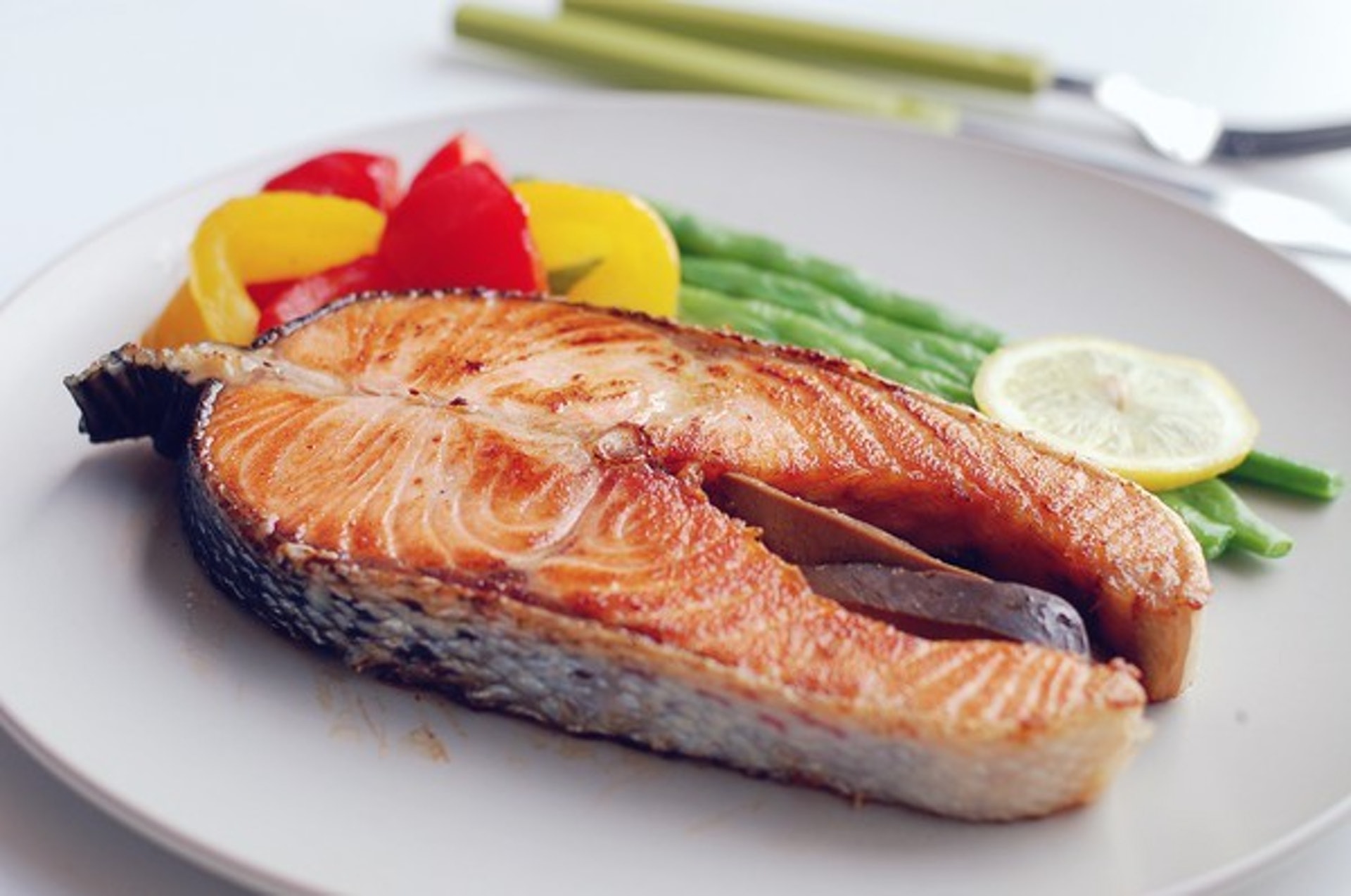 第三類可多吃的是「含豐富Omegs-3」的食物,例如三文魚便是Omega-3的代表食物。(圖片:sohu) 第三類可多吃的是「含豐富Omegs-3」的食物,例如三文魚便是Omega-3的代表食物。(圖片:sohu)