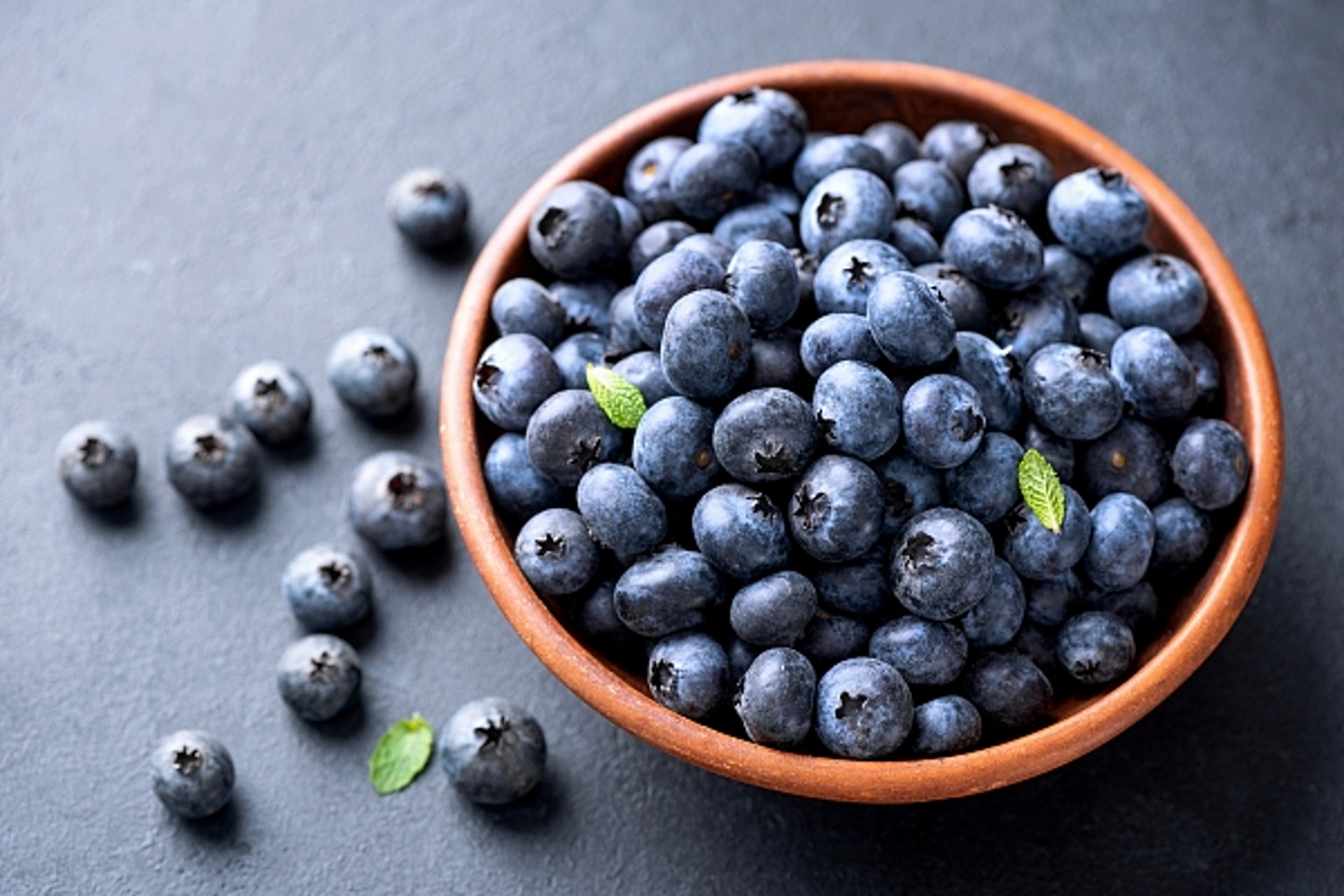 第四類可多吃的是「新鮮水果」，例如藍莓的花青素含量極高，有助降膽固醇。（圖片：aidigong）