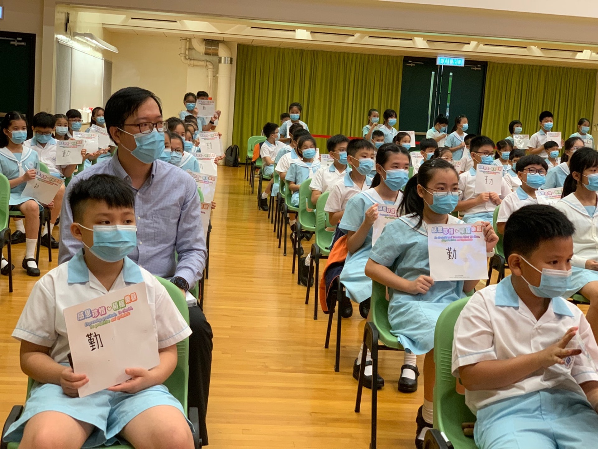 9月1日新學年,有學校舉辦開學禮,但因疫情關係,只有部份學生代表戴上口罩到禮堂出席。(梁煥敏攝) 9月1日新學年,有學校舉辦開學禮,但因疫情關係,只有部份學生代表戴上口罩到禮堂出席。(梁煥敏攝)