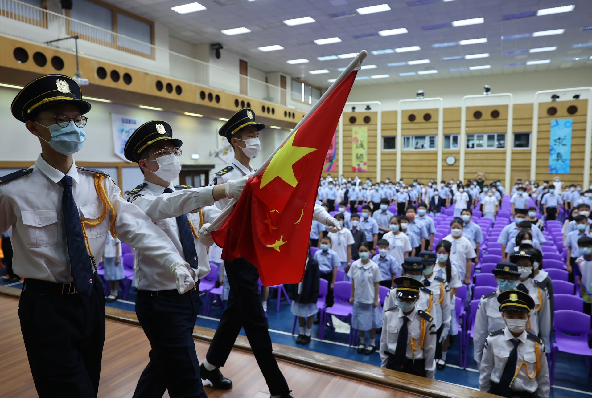 創知中學今日開學,學校在禮堂舉行升旗儀式。(廖雁雄攝) 創知中學今日開學,學校在禮堂舉行升旗儀式。(廖雁雄攝)