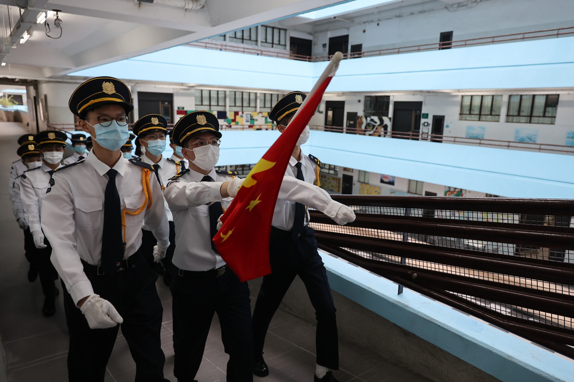 創知中學今日開學,學校在禮堂舉行升旗儀式。(廖雁雄攝) 創知中學今日開學,學校在禮堂舉行升旗儀式。(廖雁雄攝)