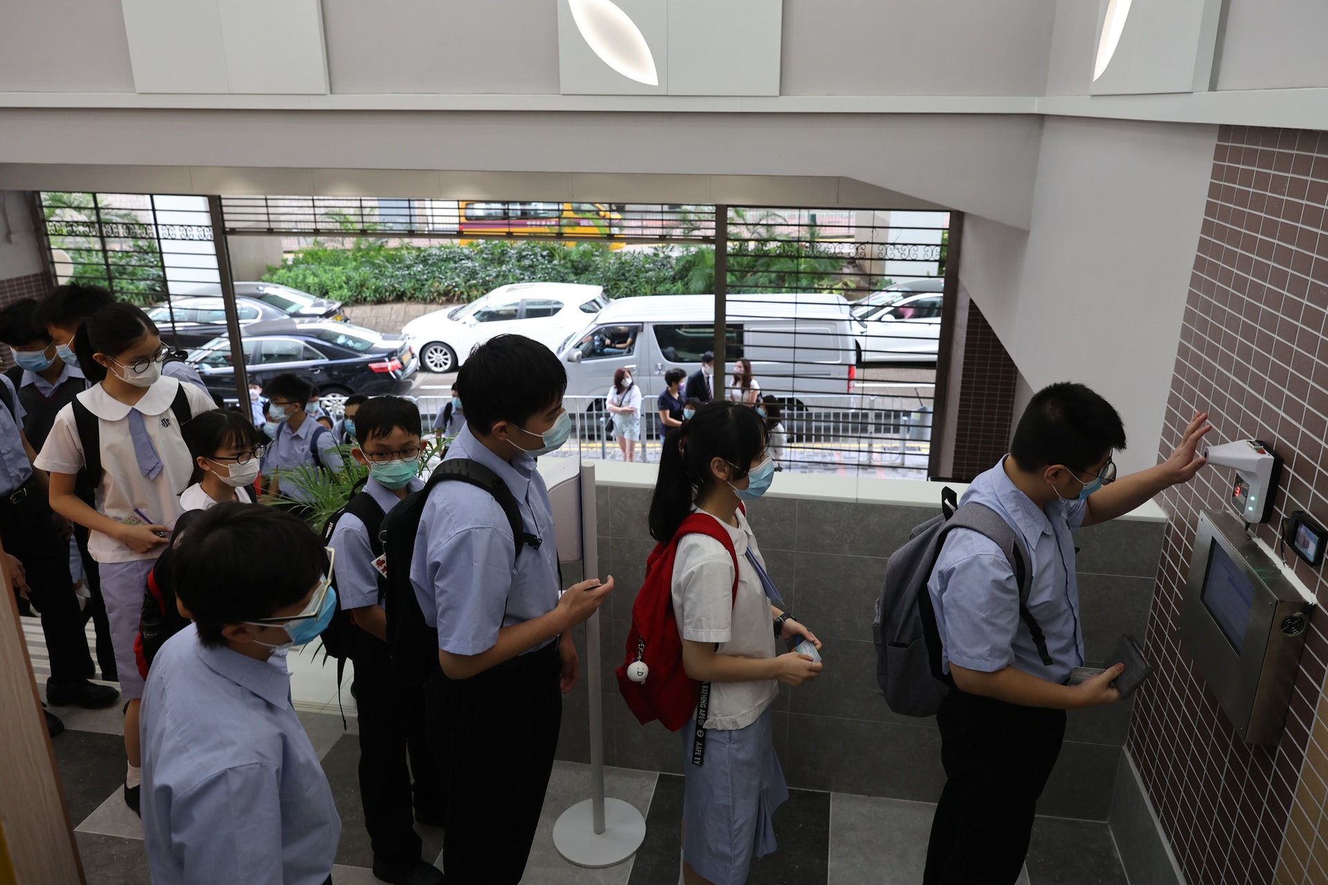 新學年9月1日開始,何文田創知中學學生回校要檢測體溫。(廖雁雄攝) 新學年9月1日開始,何文田創知中學學生回校要檢測體溫。(廖雁雄攝)