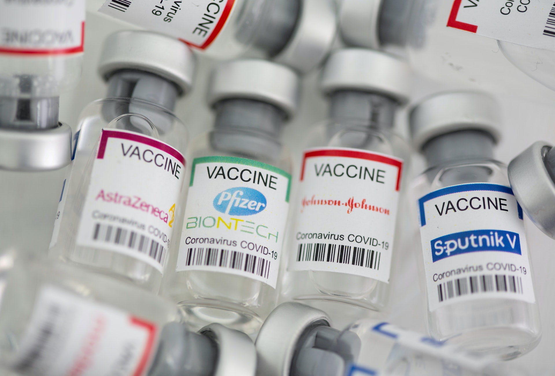 图为3月2日，多个贴着不同新冠疫苗标签的疫苗小樽。 （Reuters）