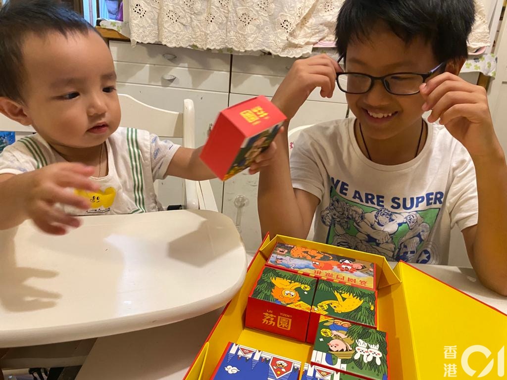 試食小專員Johann：我最鍾意荔園月餅，有好靚好得意嘅鬥獸棋，月餅啲流心好好味，仲可以一個個月餅獨立送比親友，大家收到都好開心。（許珞珩攝）