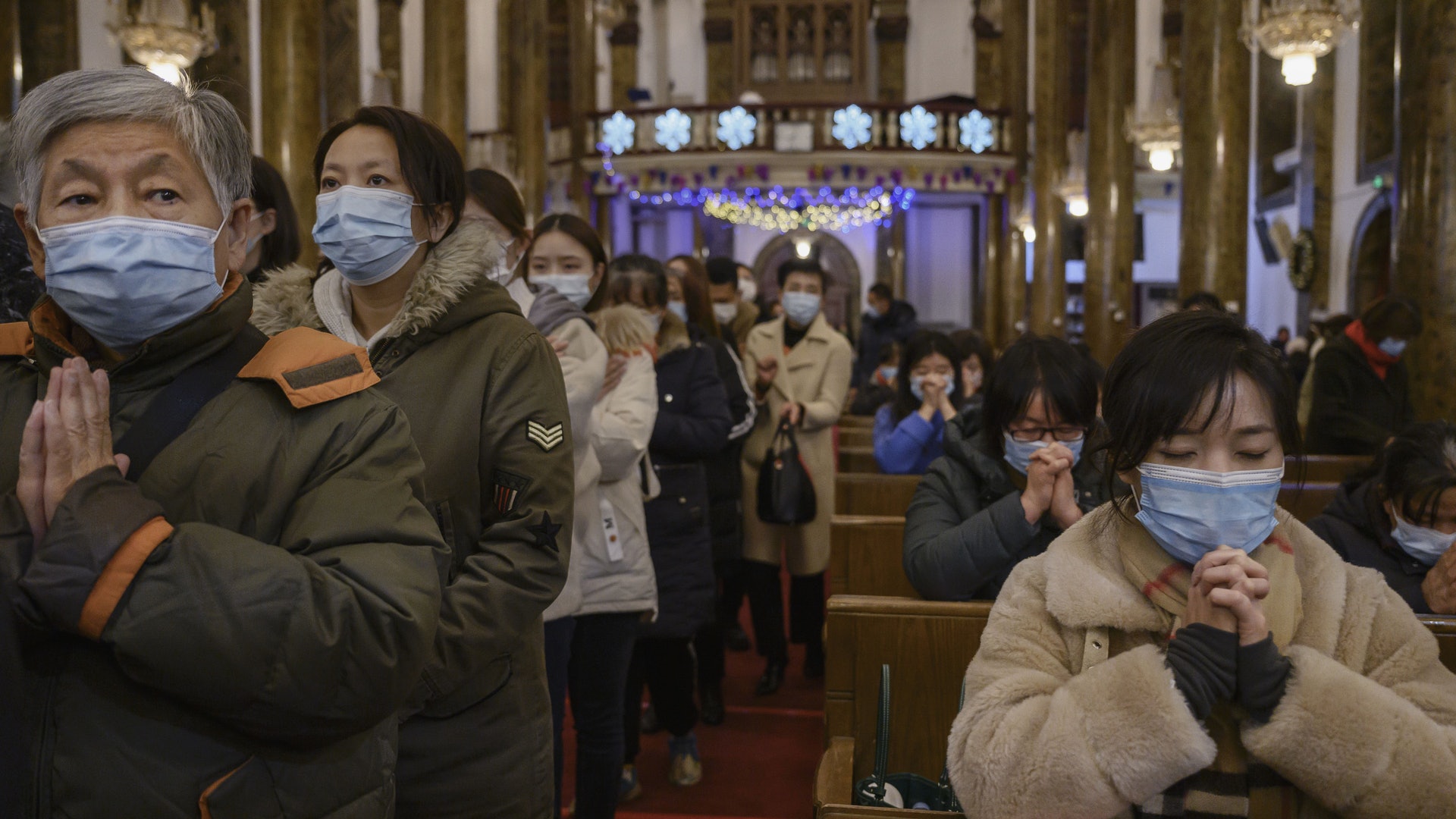 天主教:圖為2020年12月24日,中國北京天主教徒在教堂參加彌撒。(Getty) 天主教:圖為2020年12月24日,中國北京天主教徒在教堂參加彌撒。(Getty)