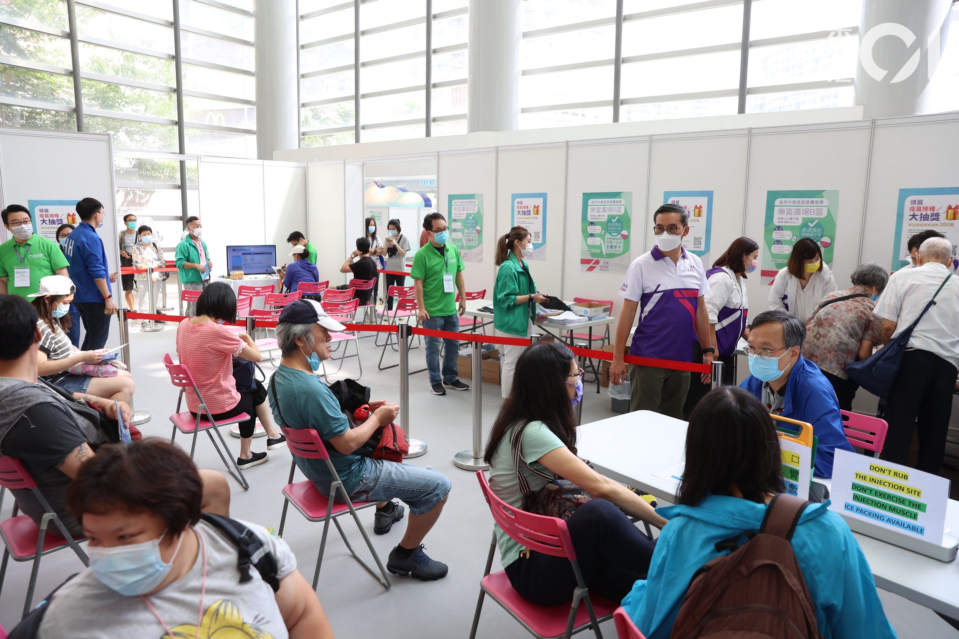 領展及公務員事務局在9月2日,於樂富廣場安排免預約即場打新冠疫苗活動,接種市民可獲一斤裝金鳳香米,380個名額一早爆滿。(資料圖片/鄭子峰攝) 領展及公務員事務局在9月2日,於樂富廣場安排免預約即場打新冠疫苗活動,接種市民可獲一斤裝金鳳香米,380個名額一早爆滿。(資料圖片/鄭子峰攝)