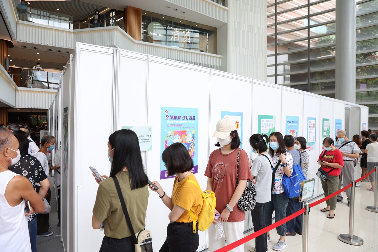領展及公務員事務局在9月2日,於樂富廣場安排免預約即場打新冠疫苗活動,接種市民可獲一斤裝金鳳香米,380個名額一早爆滿。(鄭子峰攝) 領展及公務員事務局在9月2日,於樂富廣場安排免預約即場打新冠疫苗活動,接種市民可獲一斤裝金鳳香米,380個名額一早爆滿。(鄭子峰攝)