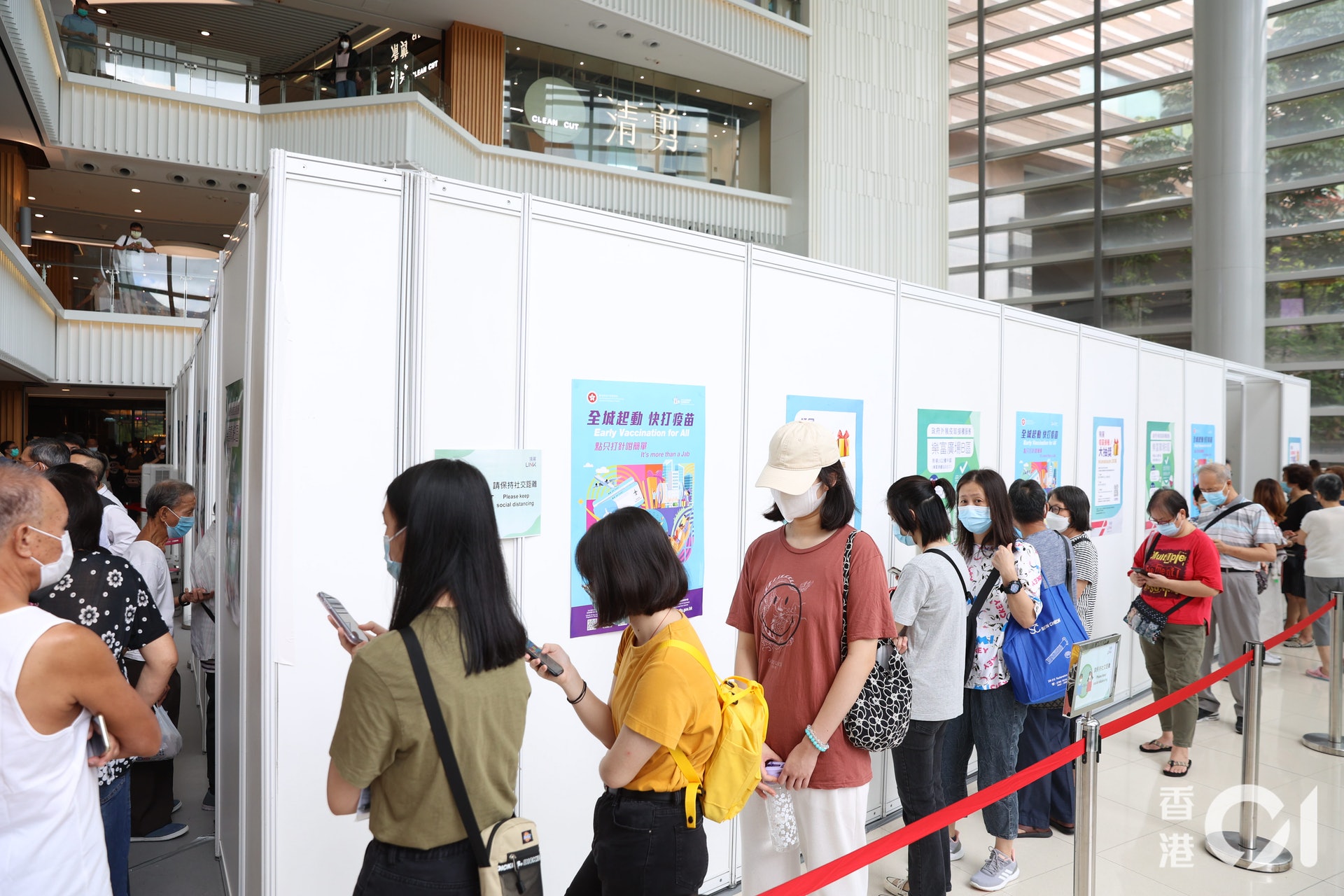 領展及公務員事務局在9月2日,於樂富廣場安排免預約即場打新冠疫苗活動,接種市民可獲一斤裝金鳳香米,380個名額一早爆滿。(資料圖片/鄭子峰攝) 領展及公務員事務局在9月2日,於樂富廣場安排免預約即場打新冠疫苗活動,接種市民可獲一斤裝金鳳香米,380個名額一早爆滿。(資料圖片/鄭子峰攝)