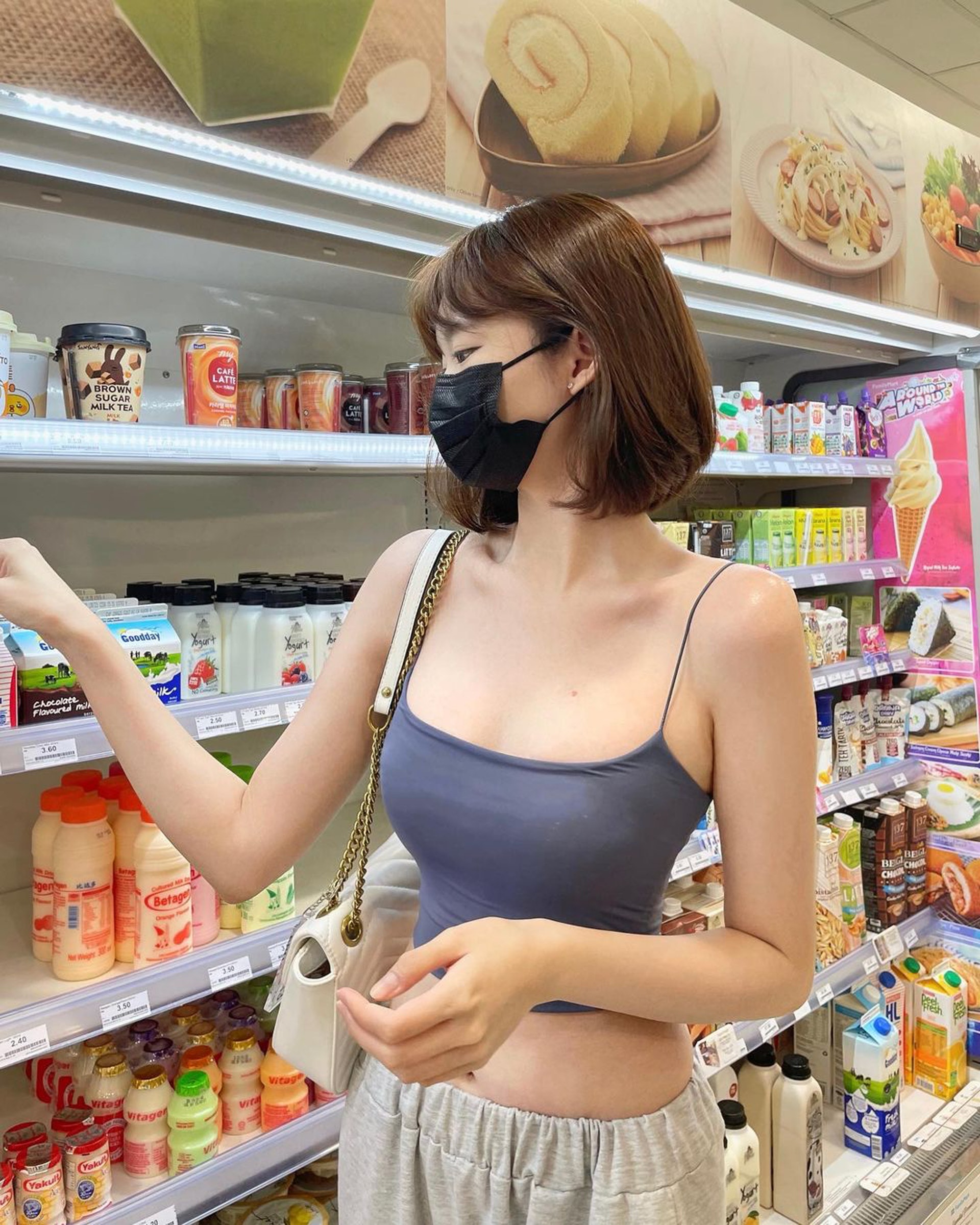 Wei Ting穿小背心在超級市場出現的照片引起網民哄動！（IG「weitinggg___」圖片）