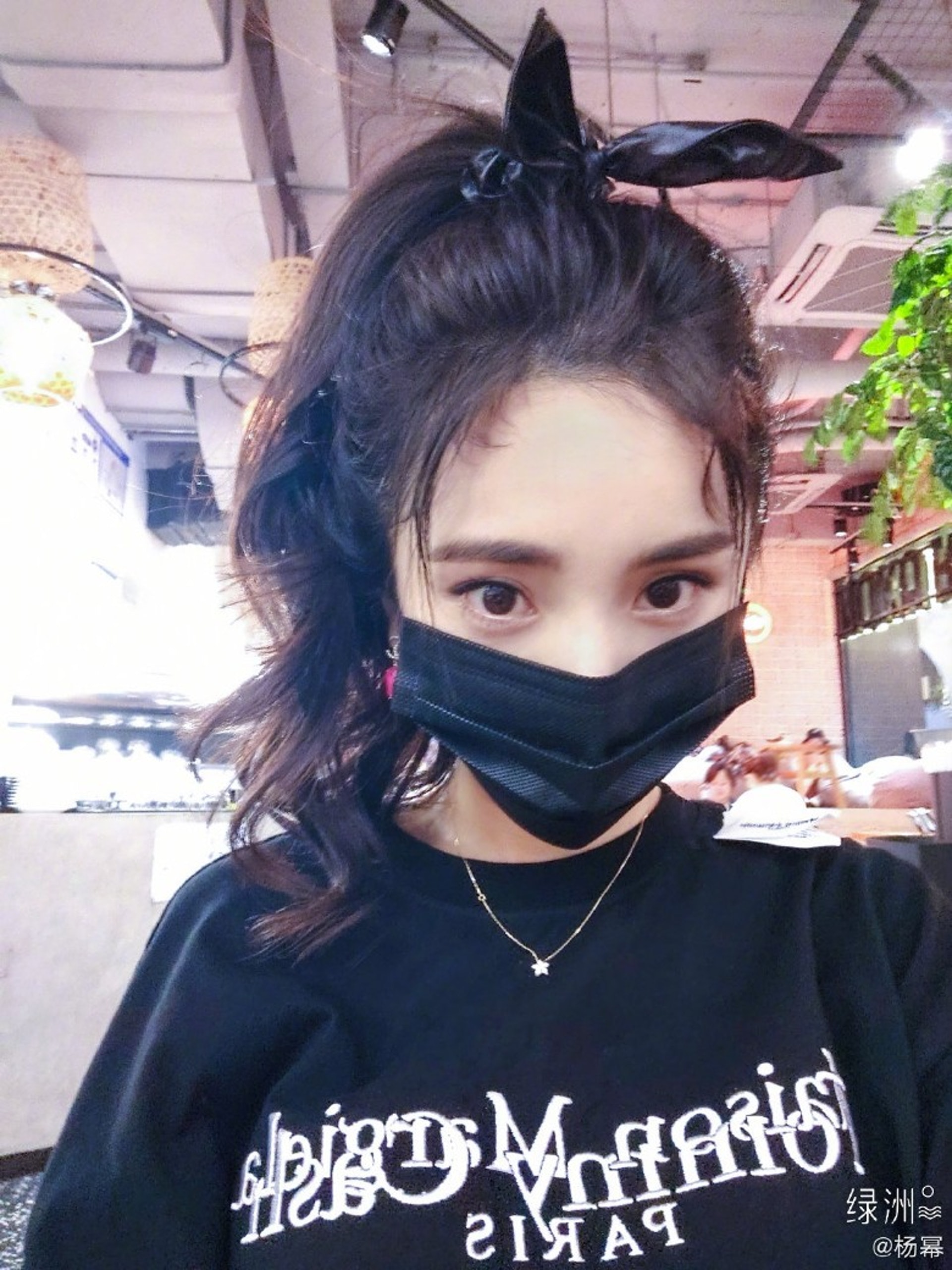 楊冪日前發佈近照,其髮線亦成不少網民談論的重點。(微博) 楊冪日前發佈近照,其髮線亦成不少網民談論的重點。(微博)