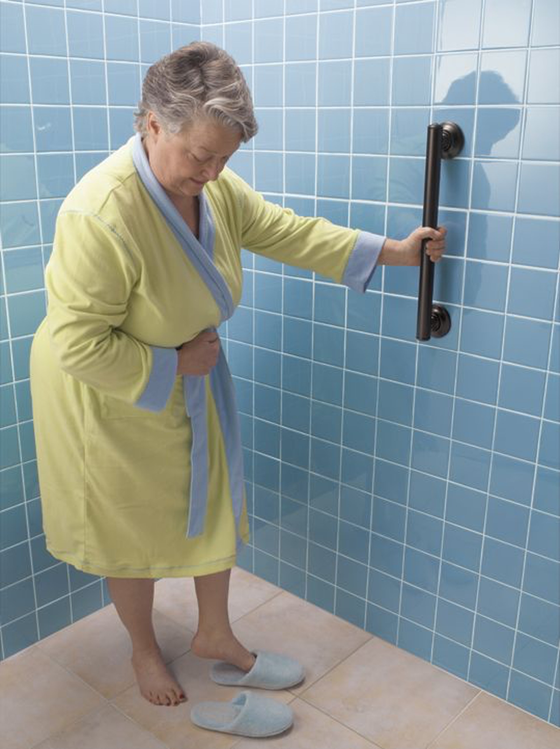 在浴室安裝扶手，可減低因地面濕滑而跌倒的機會。（圖片：seniorhomecarehq）