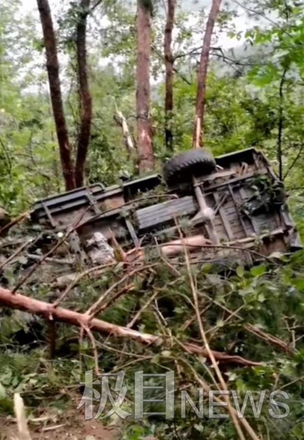 在太湖縣牛鎮鎮龍灣村百嶺組茶廠山路，一輛農夫車翻車墜入山溝，造成12人死亡，2人受傷。（《極目新聞》）
