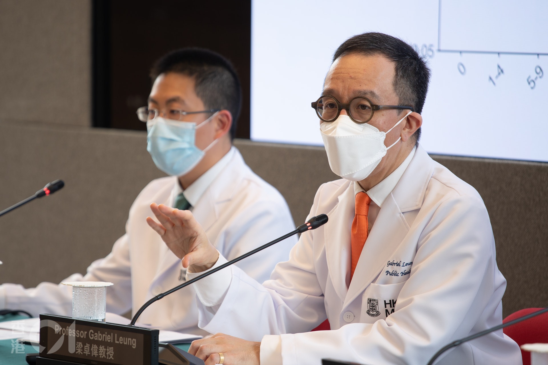 梁卓偉(右)提到,成功控煙為港人長壽其中原因。(梁鵬威攝) 梁卓偉(右)提到,成功控煙為港人長壽其中原因。(梁鵬威攝)