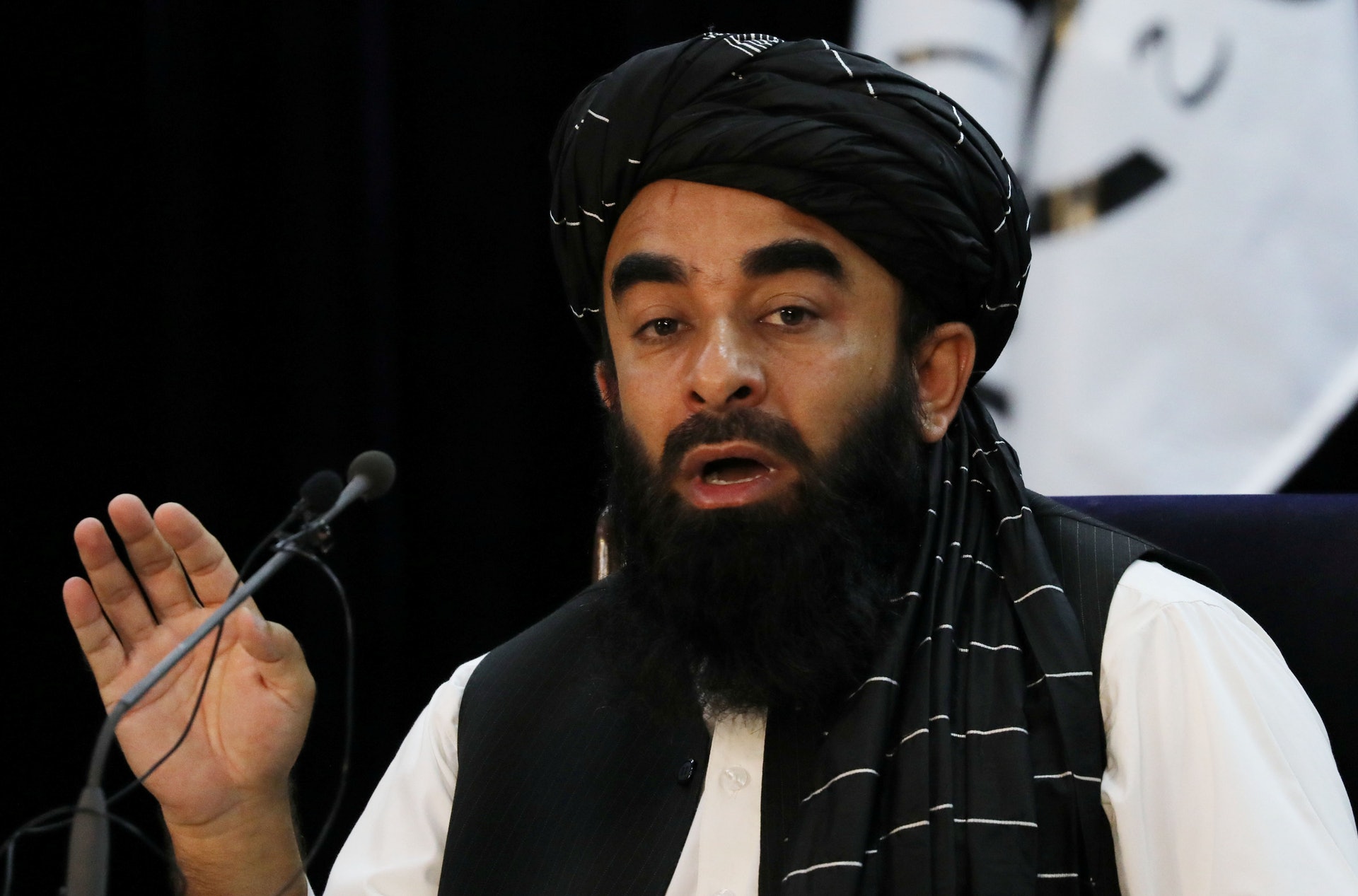 图为9月6日喀布尔，阿富汗塔利班发言人穆贾希德，就新政府的组成发表讲话。 （Reuters）