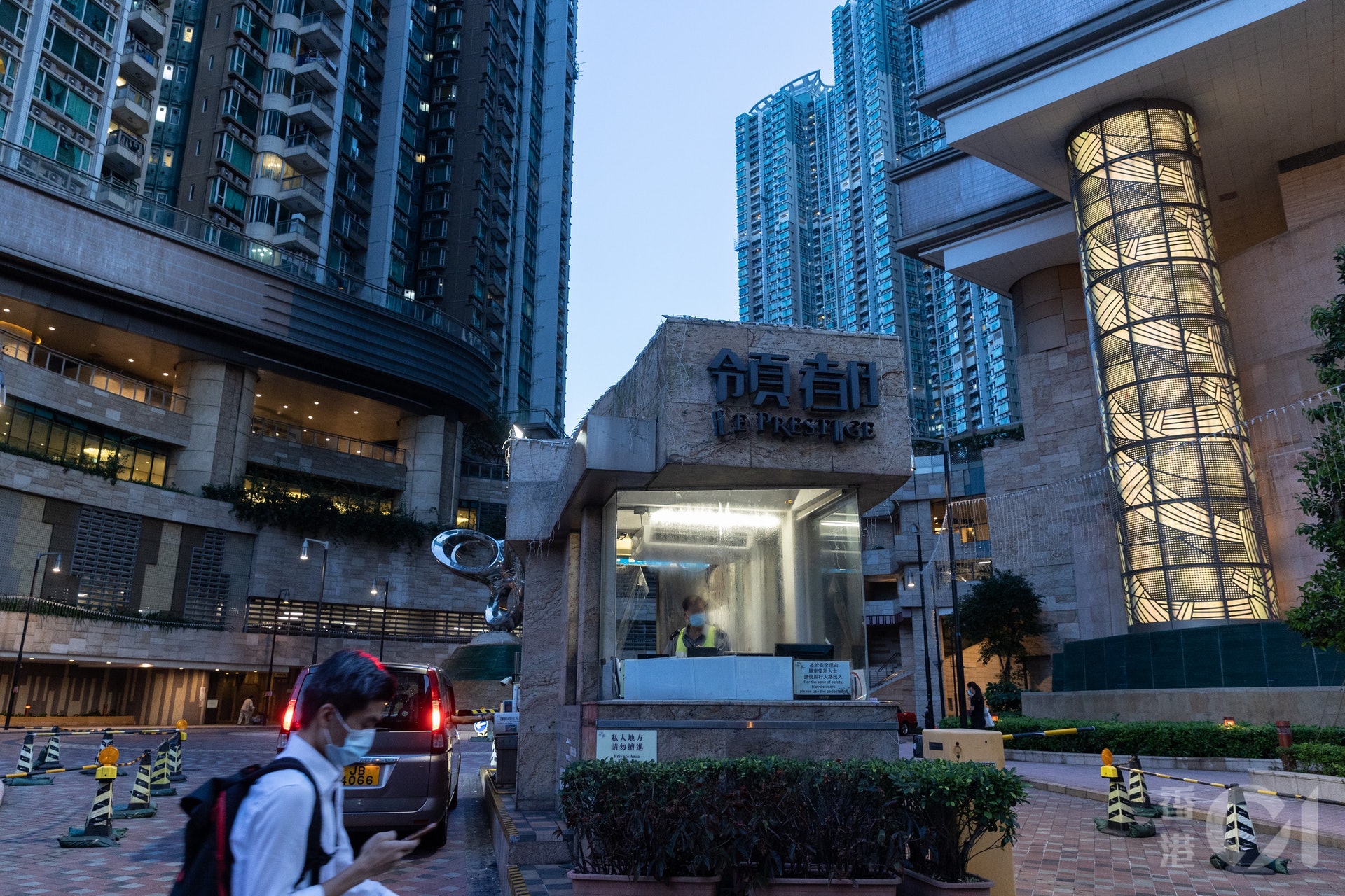 將軍澳日出康城領都2座一名42歲女居民在出遊美國返港後確診新冠肺炎並帶有L452R變種病毒株,當局在9月6日晚在其居住大廈封區檢測。(廖雁雄攝) 將軍澳日出康城領都2座一名42歲女居民在出遊美國返港後確診新冠肺炎並帶有L452R變種病毒株,當局在9月6日晚在其居住大廈封區檢測。(廖雁雄攝)