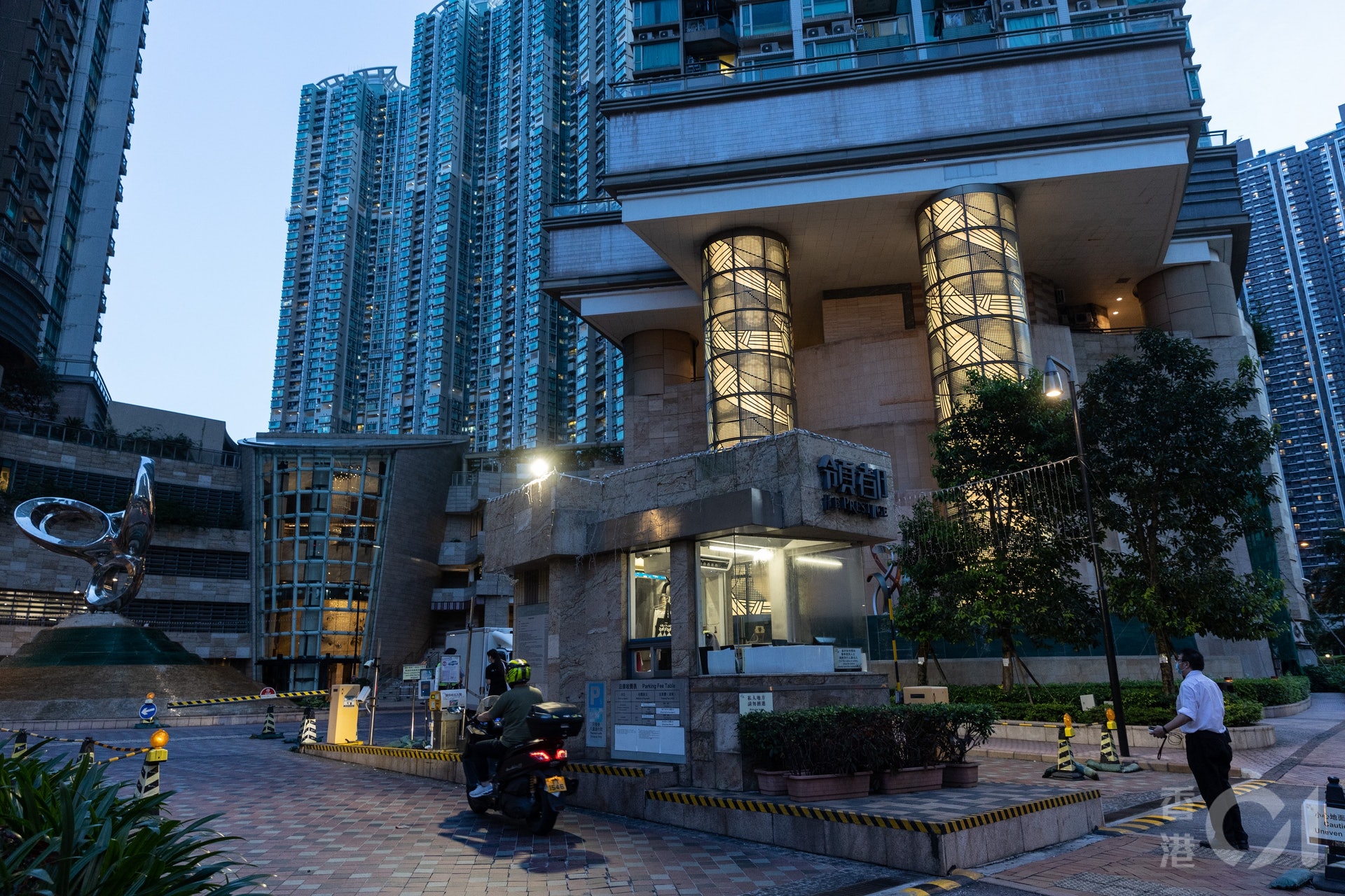 將軍澳日出康城領都2座一名42歲女居民在出遊美國返港後確診新冠肺炎並帶有L452R變種病毒株,當局在9月6日晚在其居住大廈封區檢測。(廖雁雄攝) 將軍澳日出康城領都2座一名42歲女居民在出遊美國返港後確診新冠肺炎並帶有L452R變種病毒株,當局在9月6日晚在其居住大廈封區檢測。(廖雁雄攝)