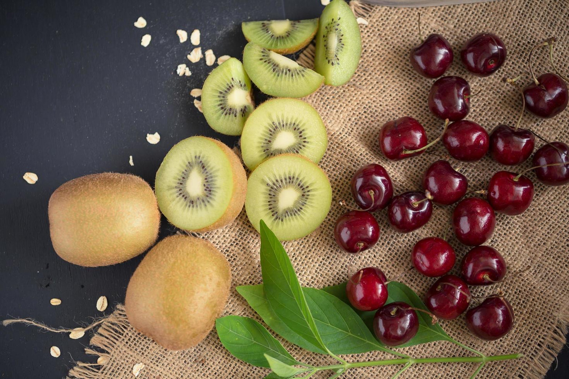 甘酸滋潤、含豐富維生素的水果，例如葡萄、奇異果、蘋果、車厘子都適合過敏性體質人士多吃。（圖片：vecteezy）