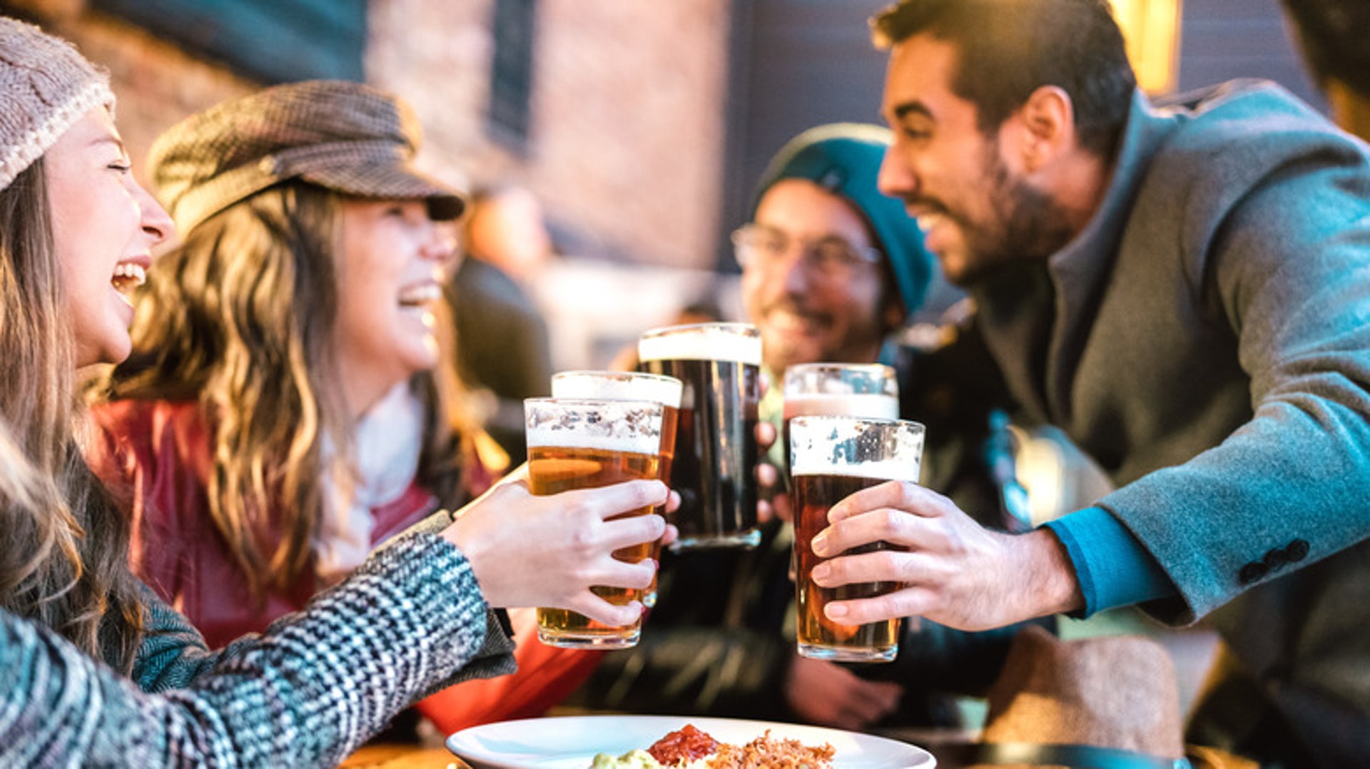 良朋歡聚難免飲酒作樂，但亦應適可而止。（圖片：Shutterstock）