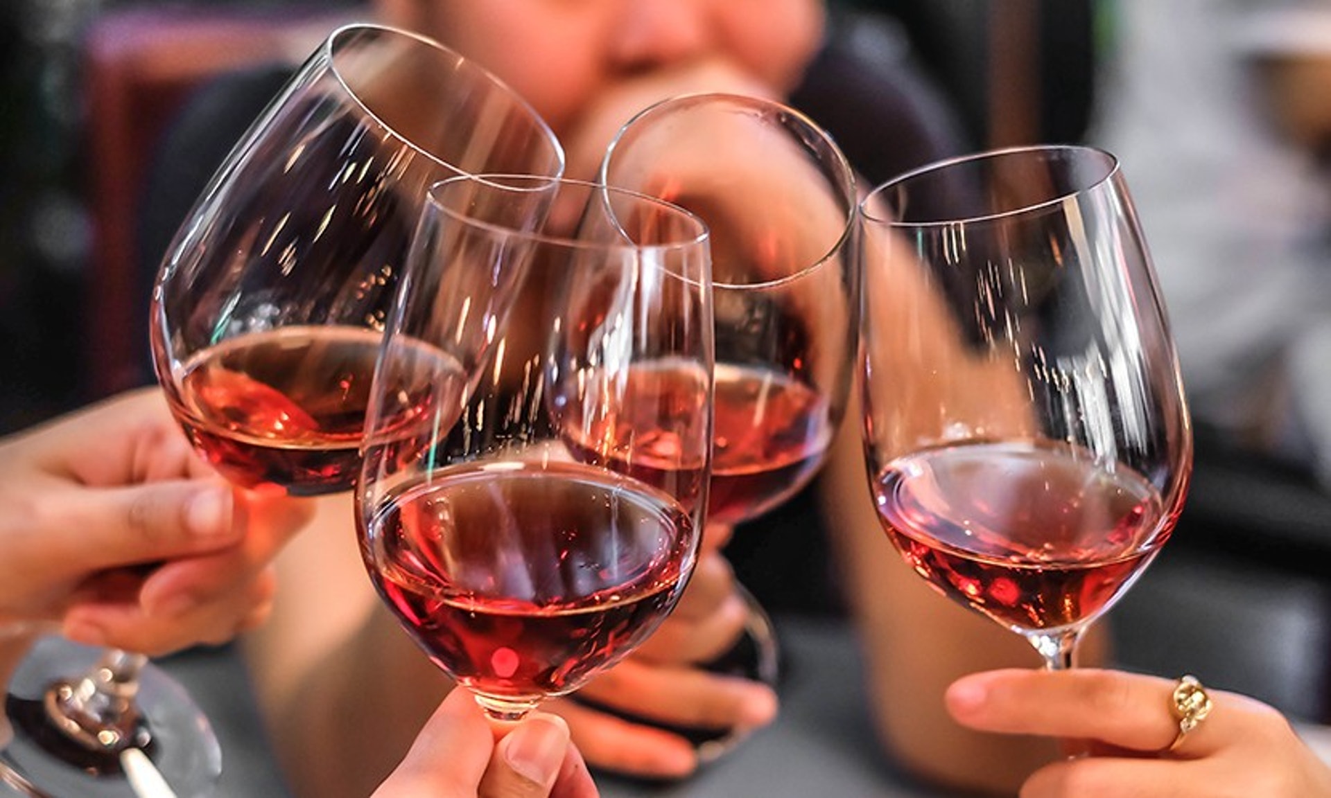 根據指引，男性每天的飲酒量不宜超過4個酒精單位，女性則不宜超過3個酒精單位。（圖片：Shutterstock）