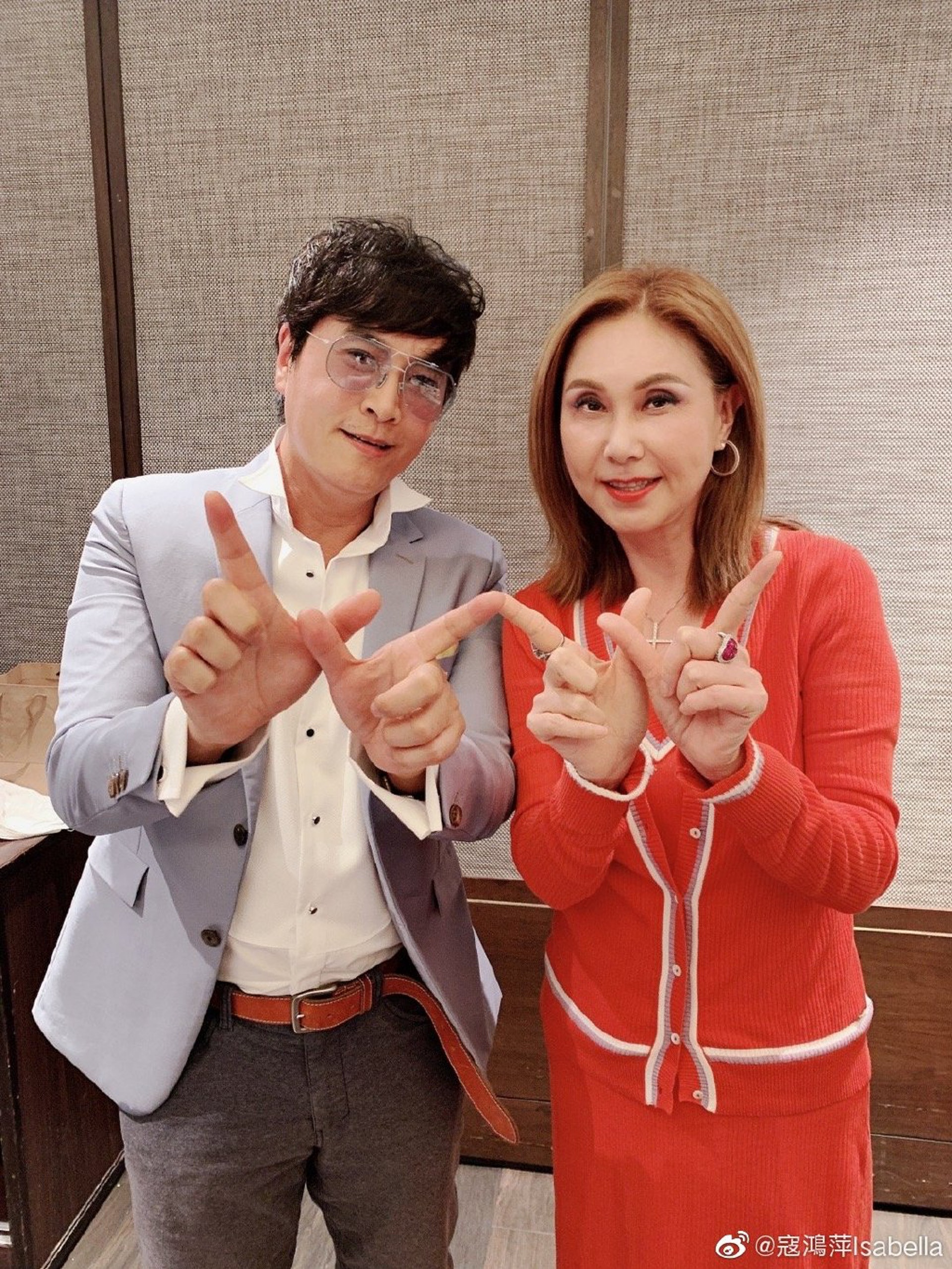 陳庭威自創「威」的手勢,在合照時好鍾意用。(微博@寇鴻萍Isabella) 陳庭威自創「威」的手勢,在合照時好鍾意用。(微博@寇鴻萍Isabella)