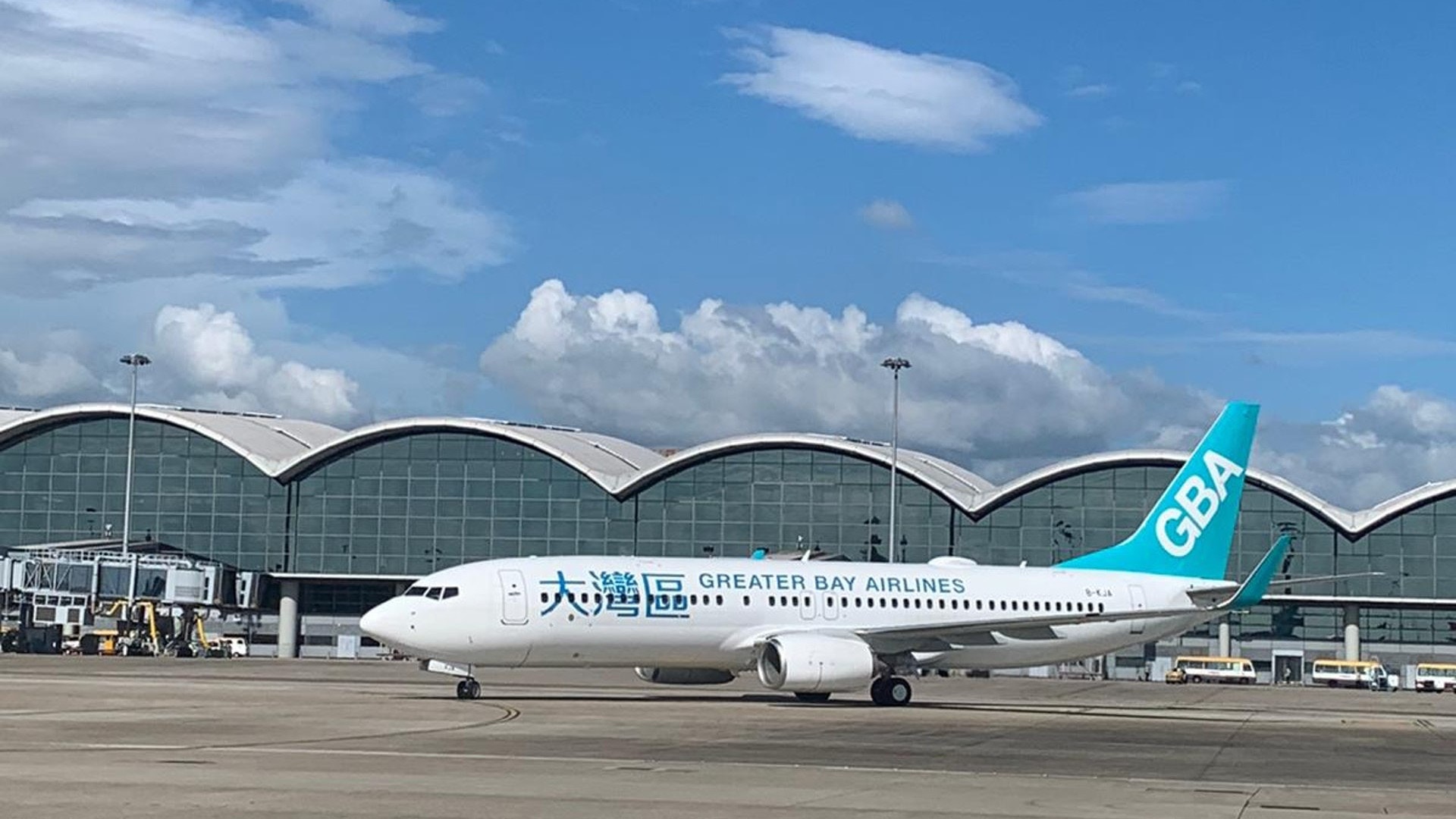 大灣區航空首架客機今午著陸香港機身印淺藍「大灣區」字樣